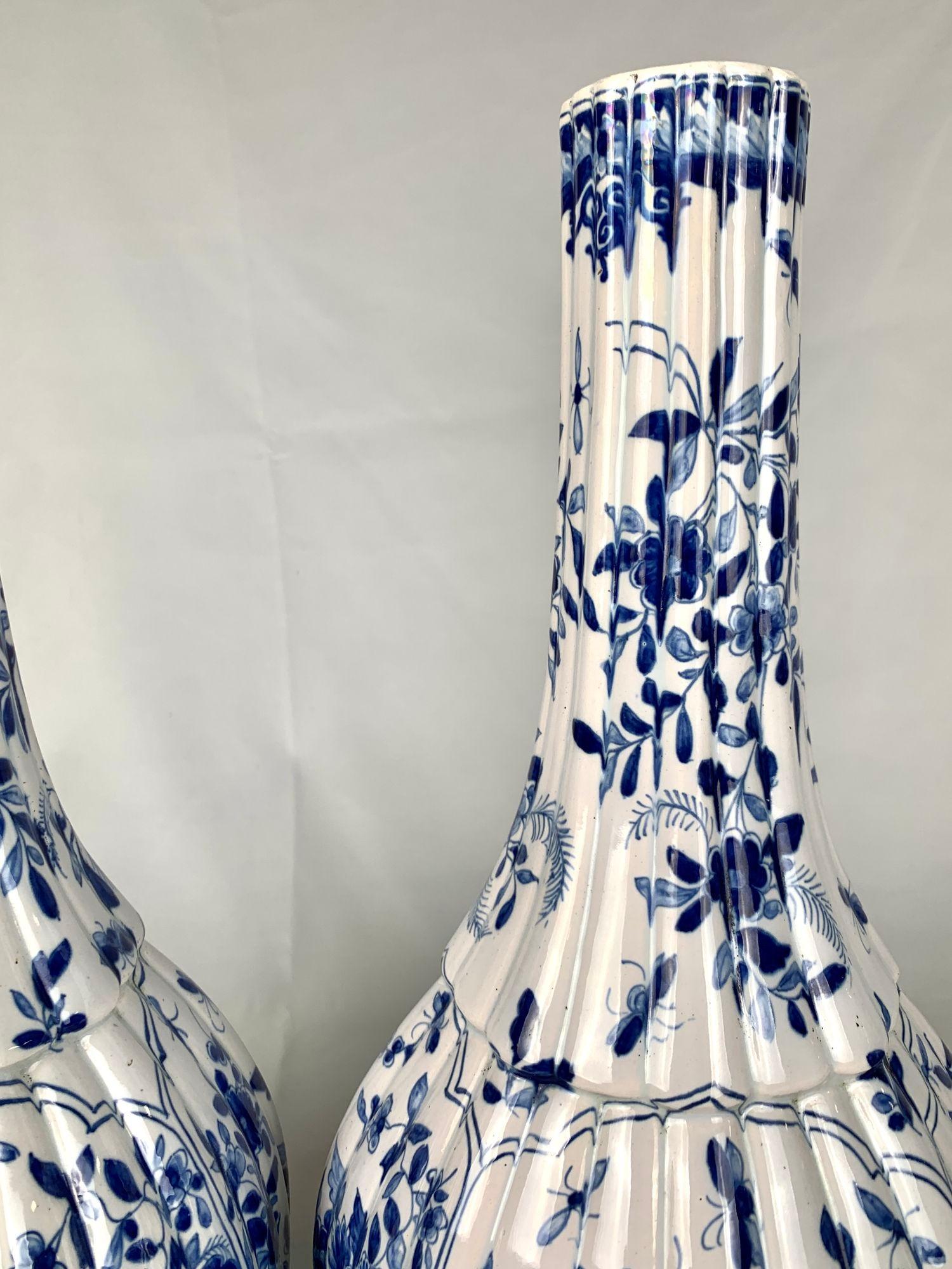 Coppia di antichi vasi Delft olandesi blu e bianchi In condizioni ottime in vendita a Katonah, NY