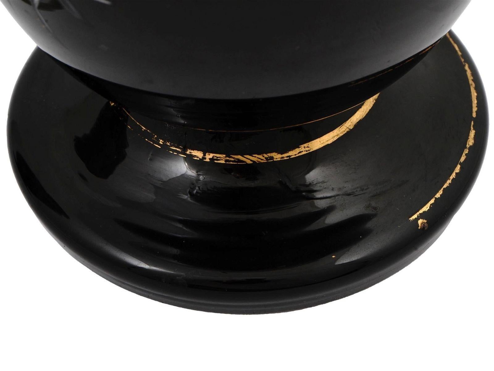 Paire de vases bohèmes anciens en verre améthyste noire avec motifs d'oiseaux en émail en vente 4