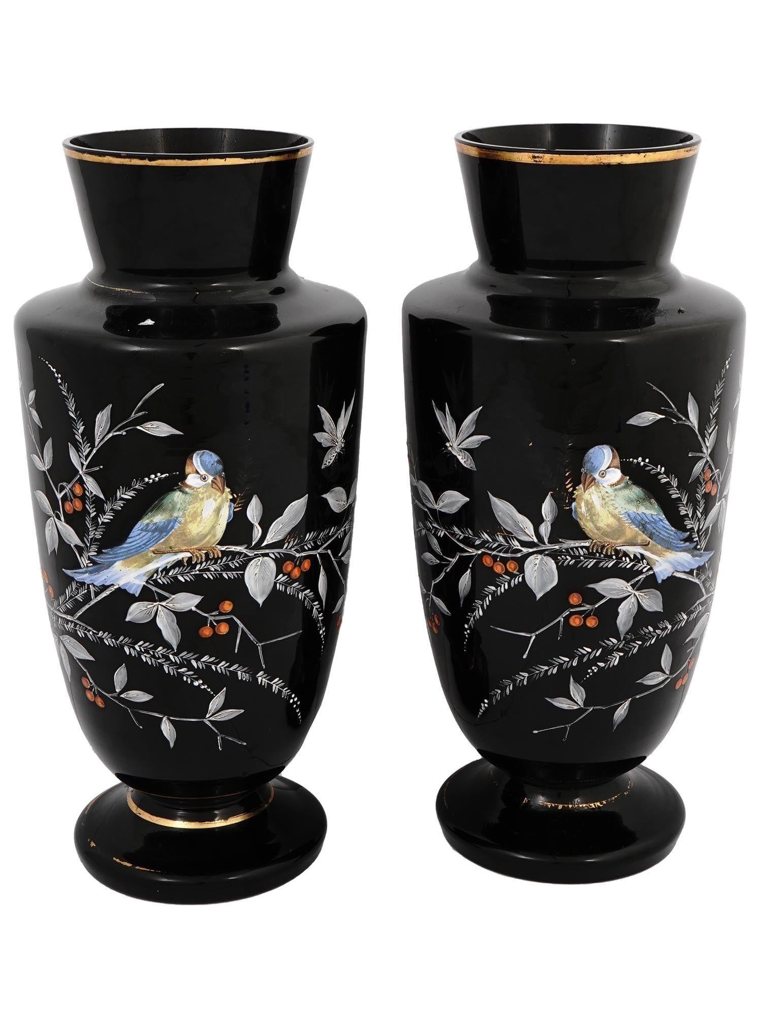 Paire de vases anciens (fin du XIXe siècle) d'époque victorienne en verre émaillé noir améthyste, attribués à Harrach de Bohemia, avec des figures finement émaillées d'oiseaux chanteurs et des décorations dorées.  14 pouces de hauteur et 7 pouces de