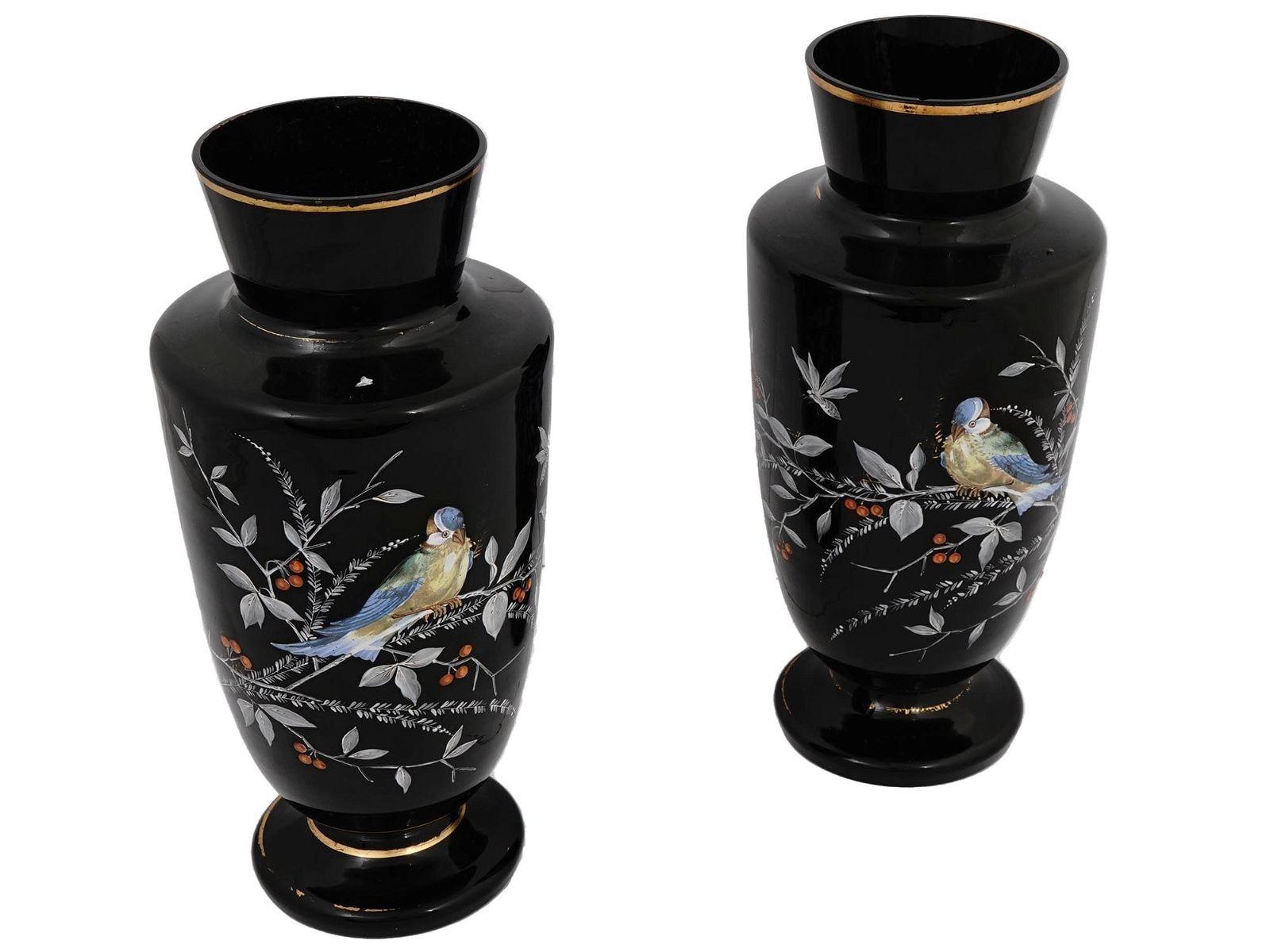 Émaillé Paire de vases bohèmes anciens en verre améthyste noire avec motifs d'oiseaux en émail en vente