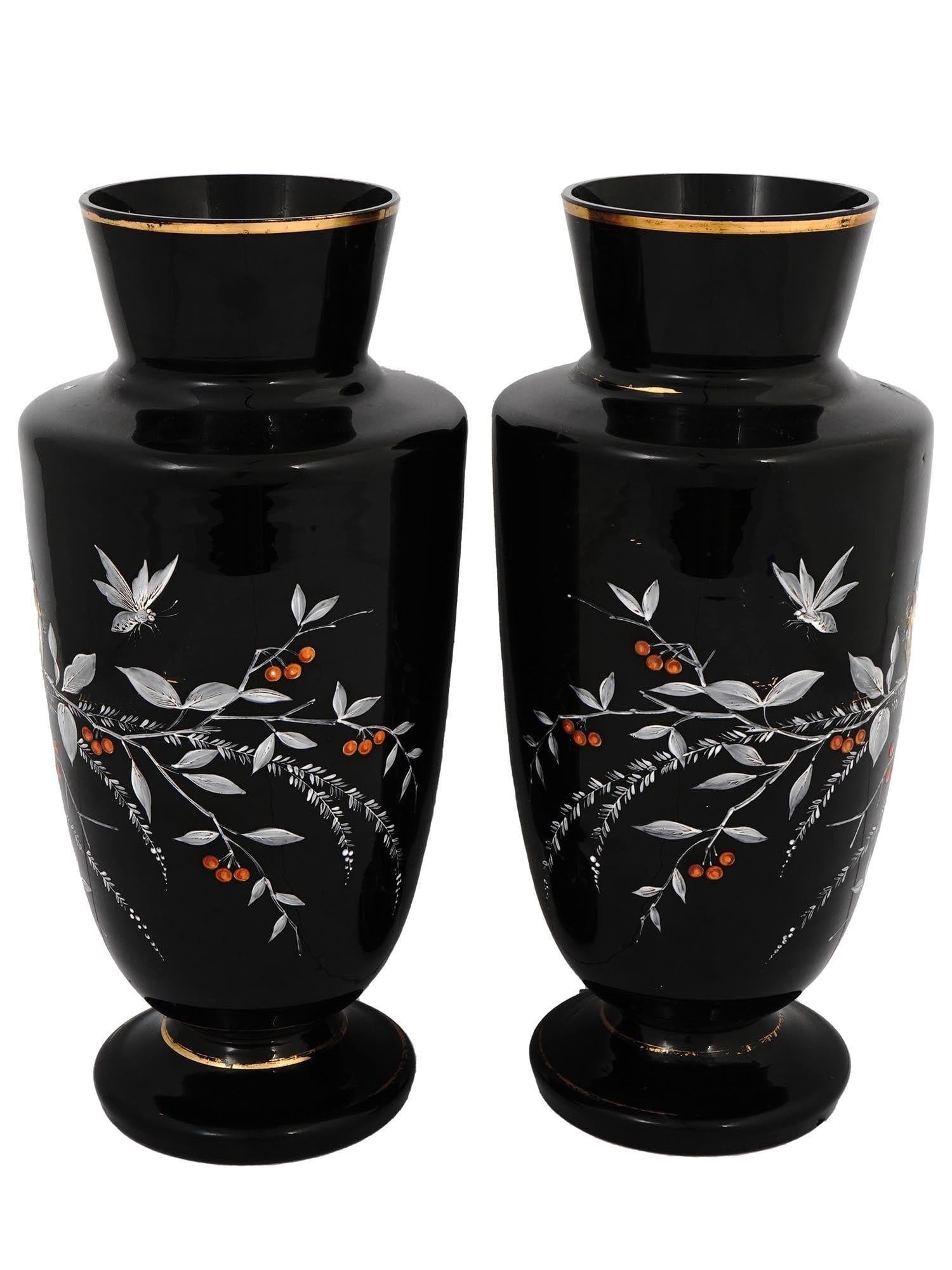 Paire de vases bohèmes anciens en verre améthyste noire avec motifs d'oiseaux en émail Bon état - En vente à New York, NY