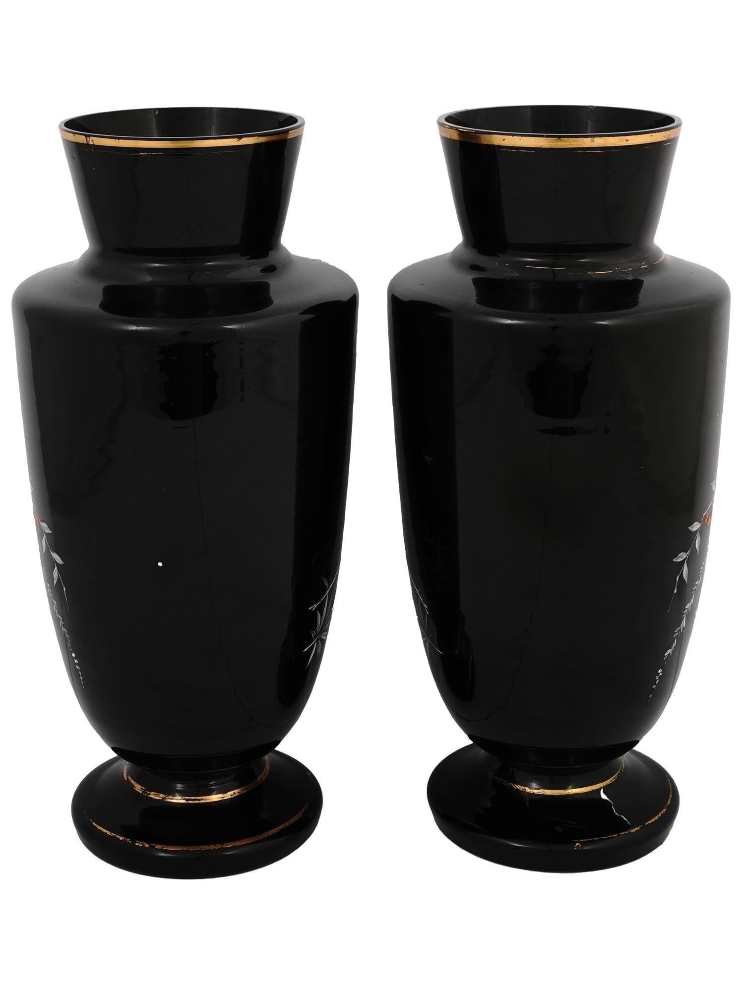 XIXe siècle Paire de vases bohèmes anciens en verre améthyste noire avec motifs d'oiseaux en émail en vente