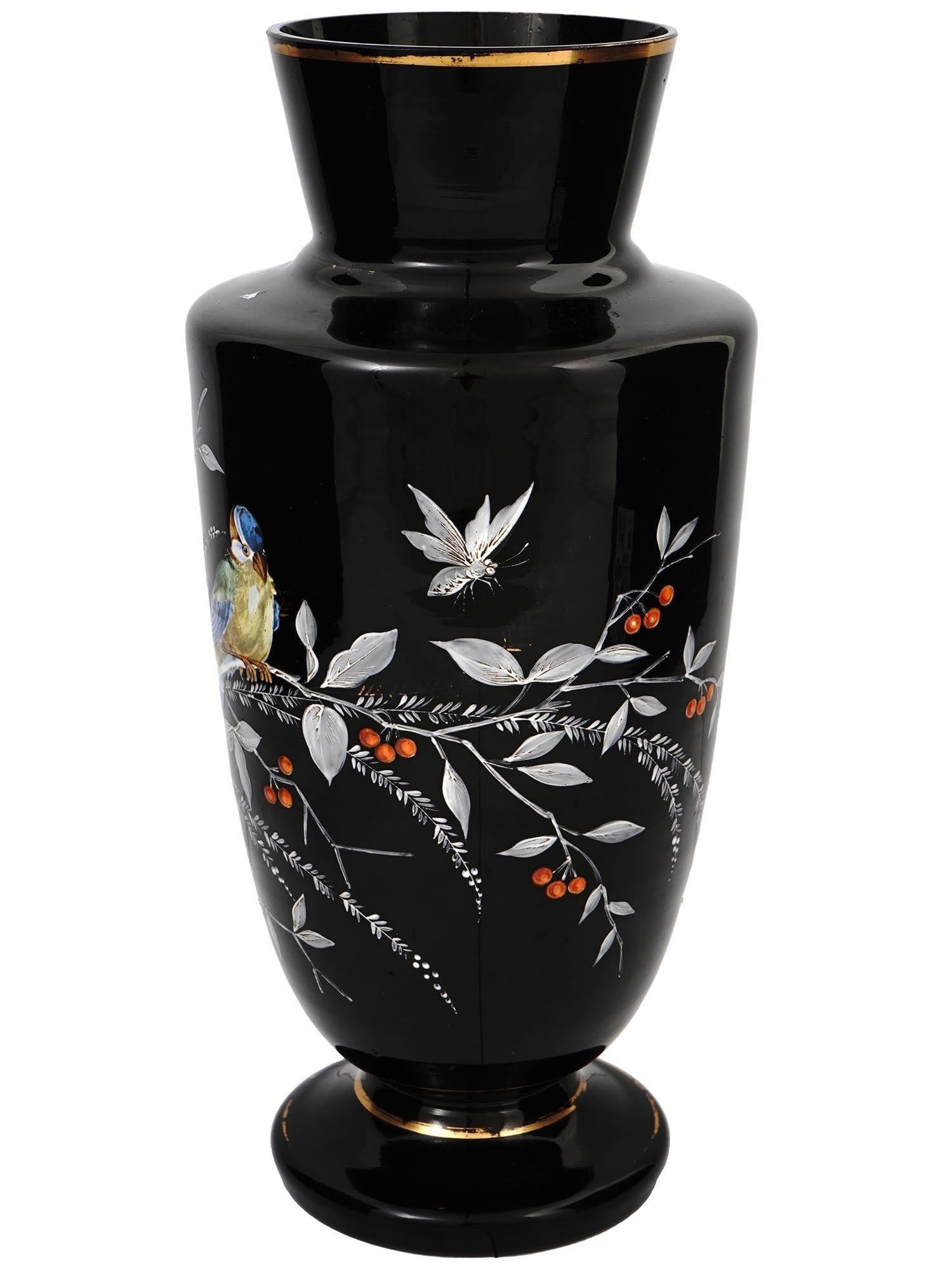Paire de vases bohèmes anciens en verre améthyste noire avec motifs d'oiseaux en émail en vente 3
