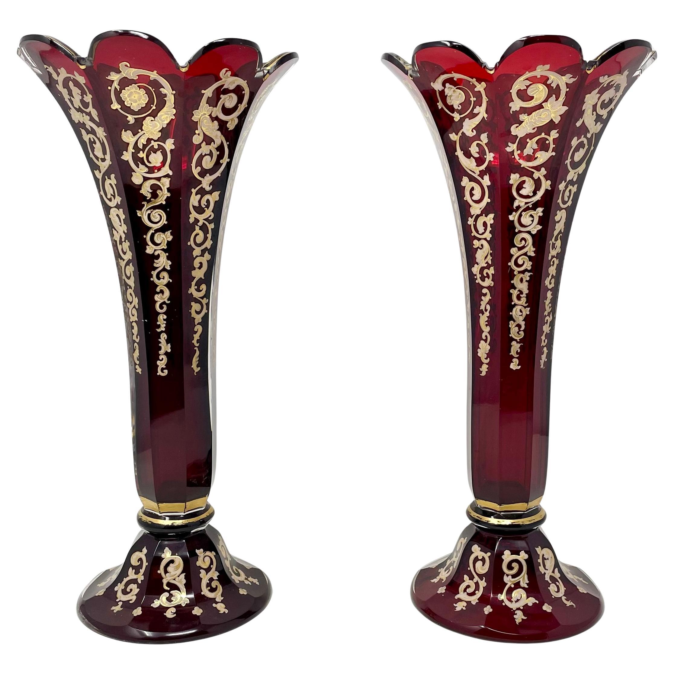 Paire de vases anciens en verre canneberge de Bohème avec or, vers 1875-1895.