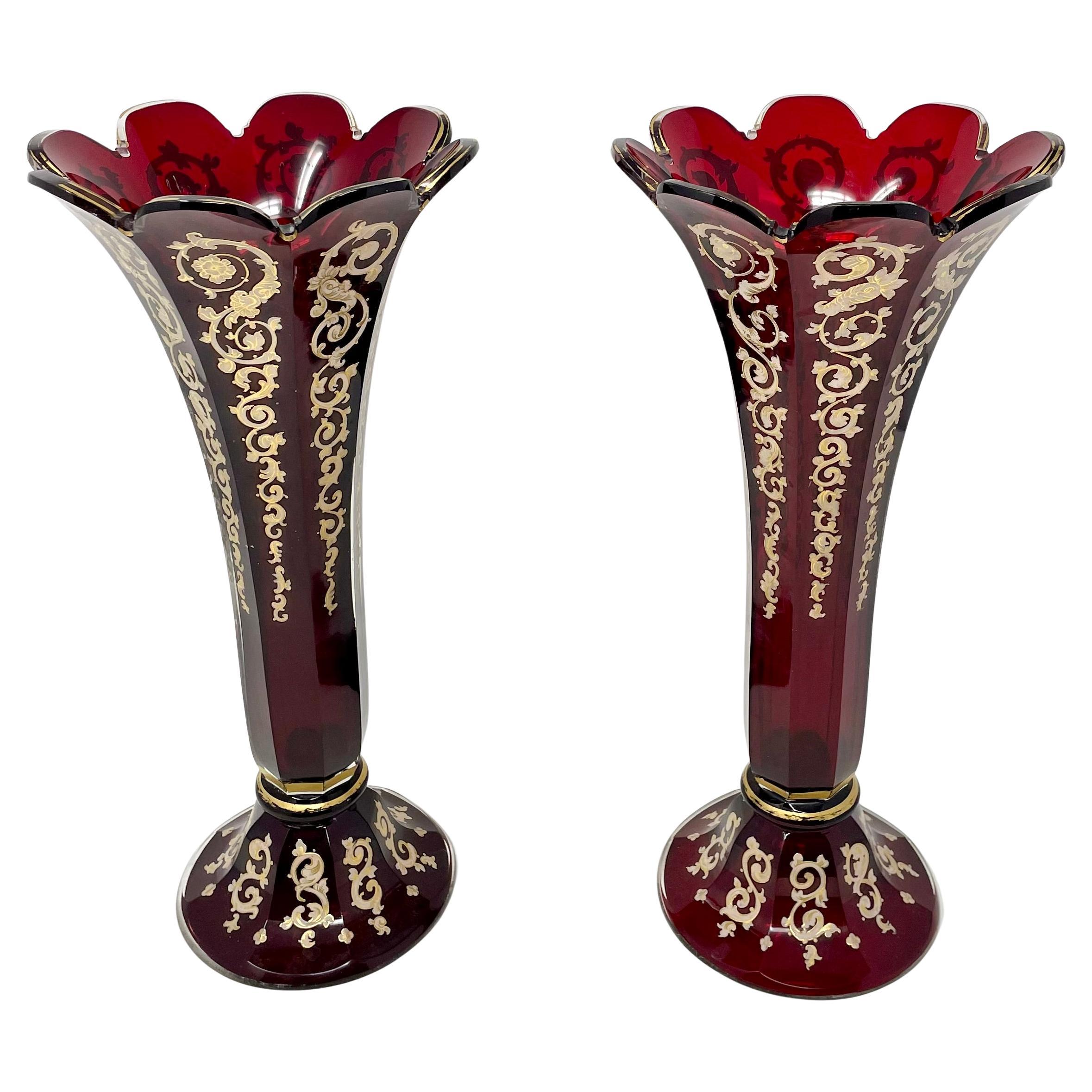 Tchèque Paire de vases anciens de Bohème en verre canneberge avec or, vers 1875-1895. en vente
