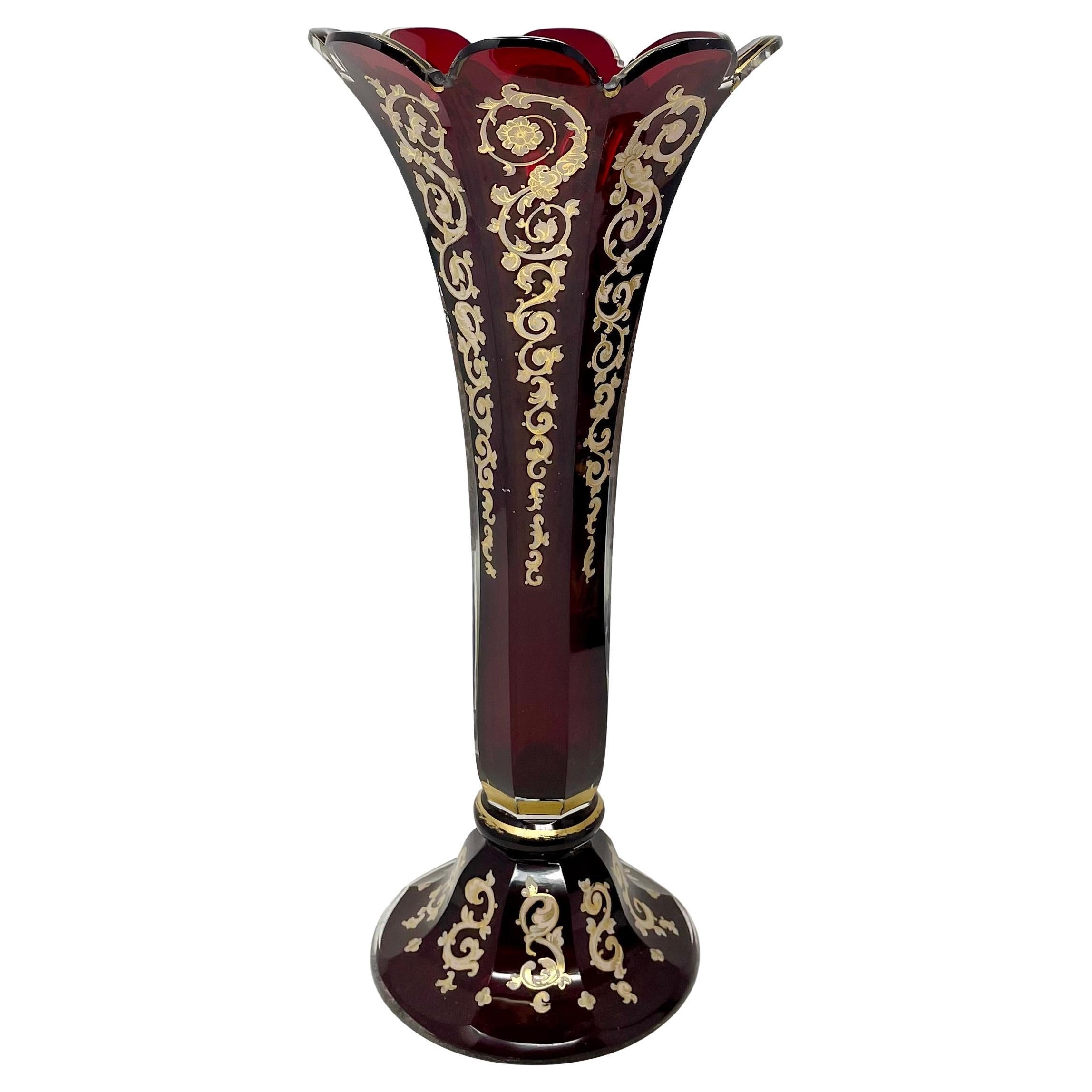Paire de vases anciens de Bohème en verre canneberge avec or, vers 1875-1895. Bon état - En vente à New Orleans, LA
