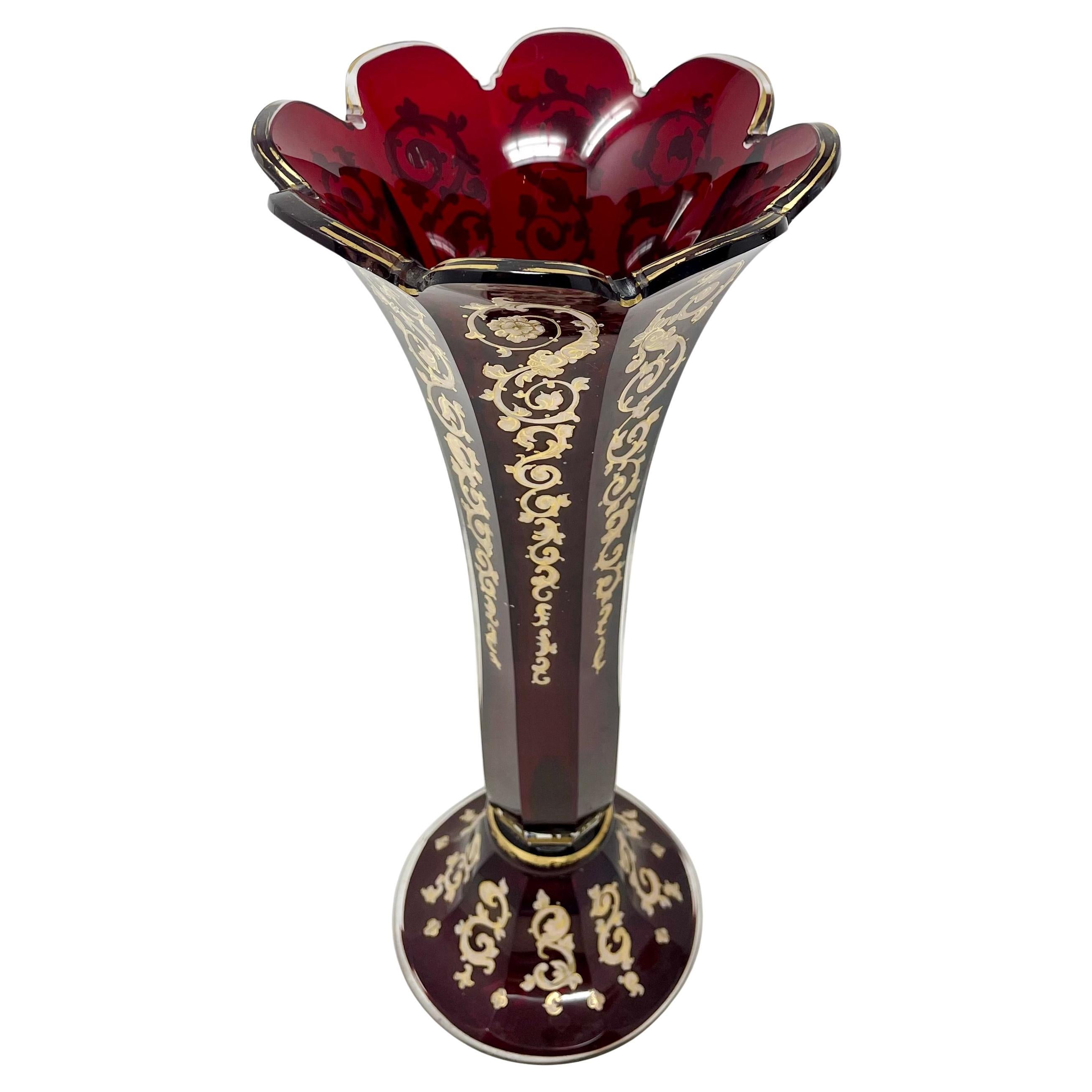 XIXe siècle Paire de vases anciens de Bohème en verre canneberge avec or, vers 1875-1895. en vente