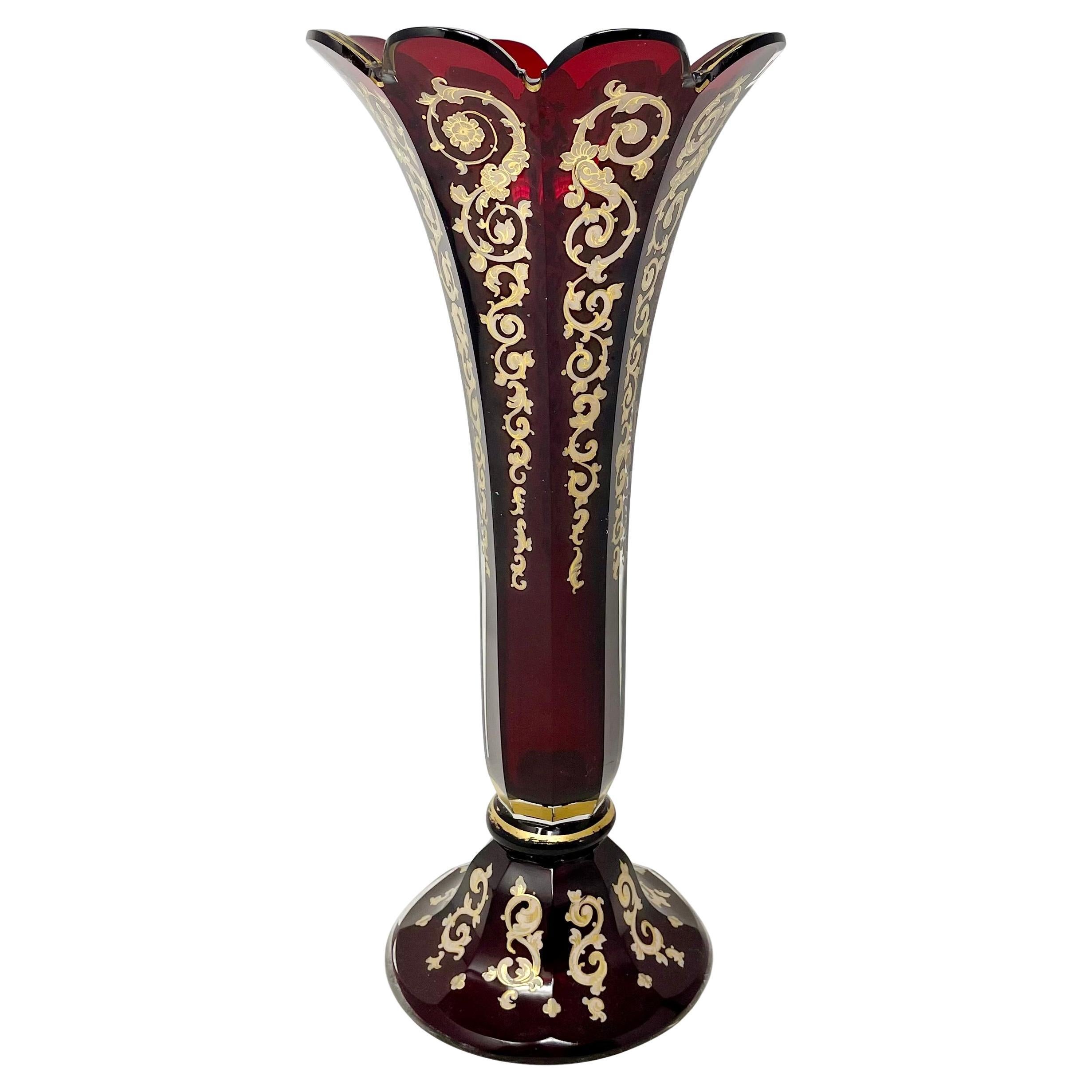 Verre Paire de vases anciens de Bohème en verre canneberge avec or, vers 1875-1895. en vente