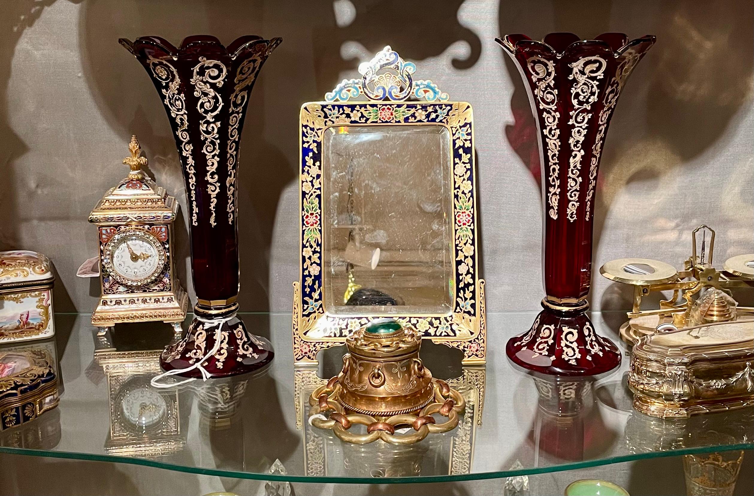 Paire de vases anciens de Bohème en verre canneberge avec or, vers 1875-1895. en vente 1