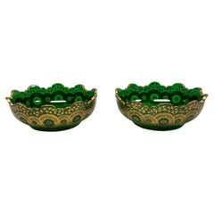 Paire de bols de centre de table anciens de Bohème en verre vert doré