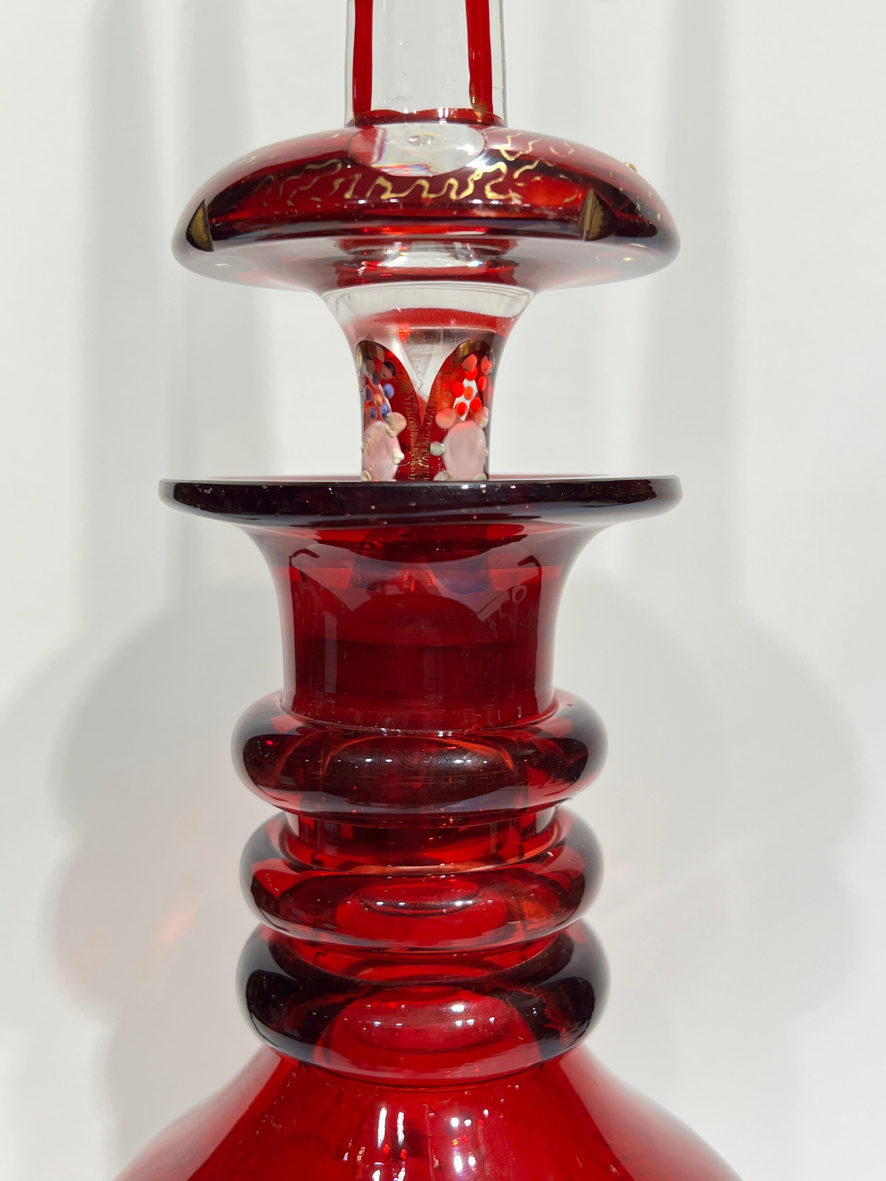 Pareja de decantadores antiguos de cristal rojo dorado de Bohemia en venta 3