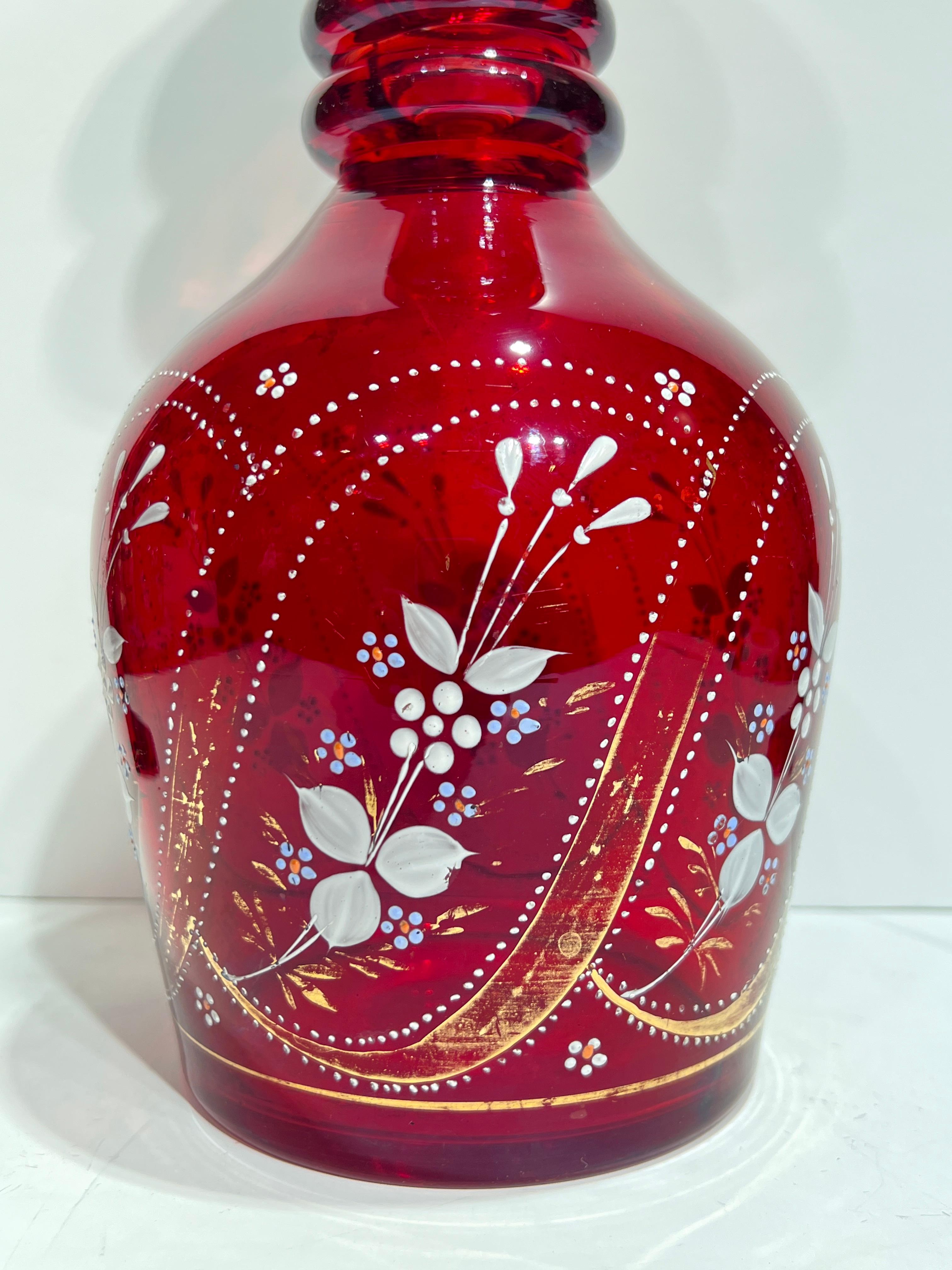 Pareja de decantadores antiguos de cristal rojo dorado de Bohemia en venta 4