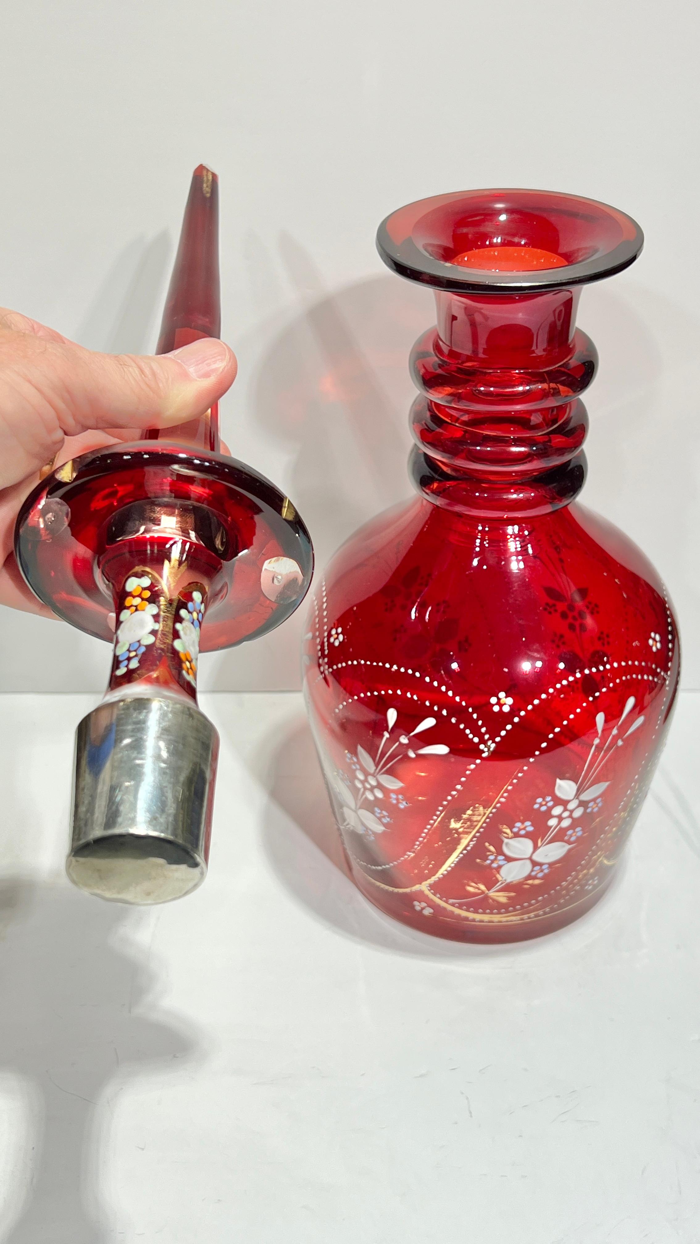 Pareja de decantadores antiguos de cristal rojo dorado de Bohemia en venta 5