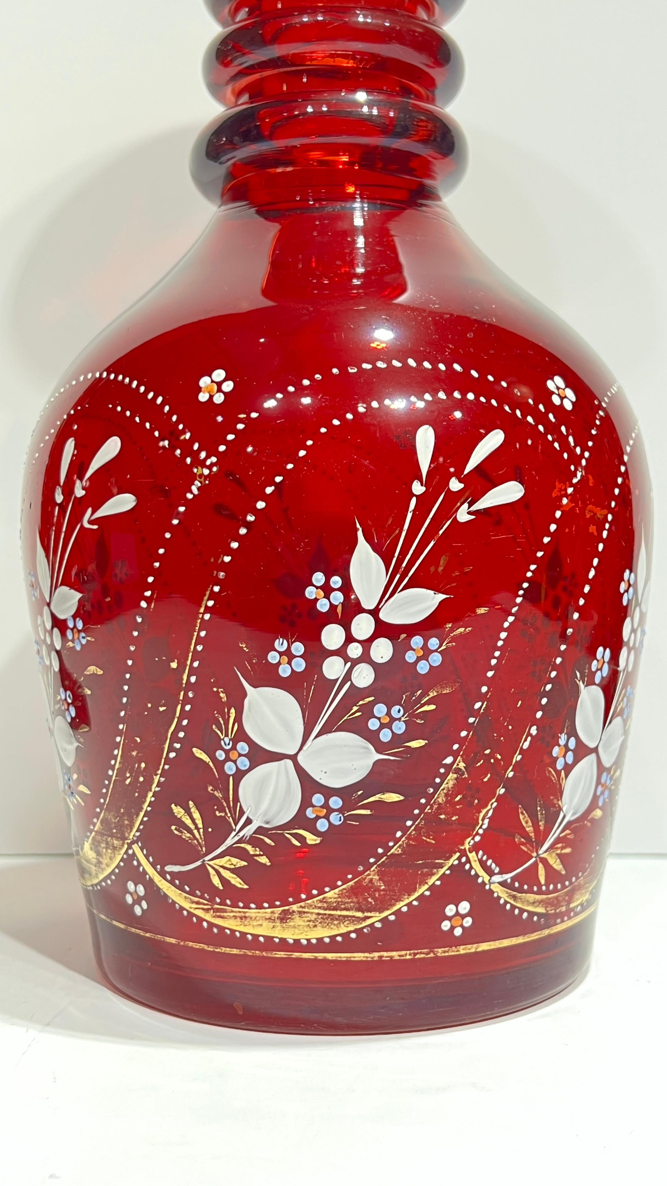 Pareja de decantadores antiguos de cristal rojo dorado de Bohemia Fines del siglo XIX en venta