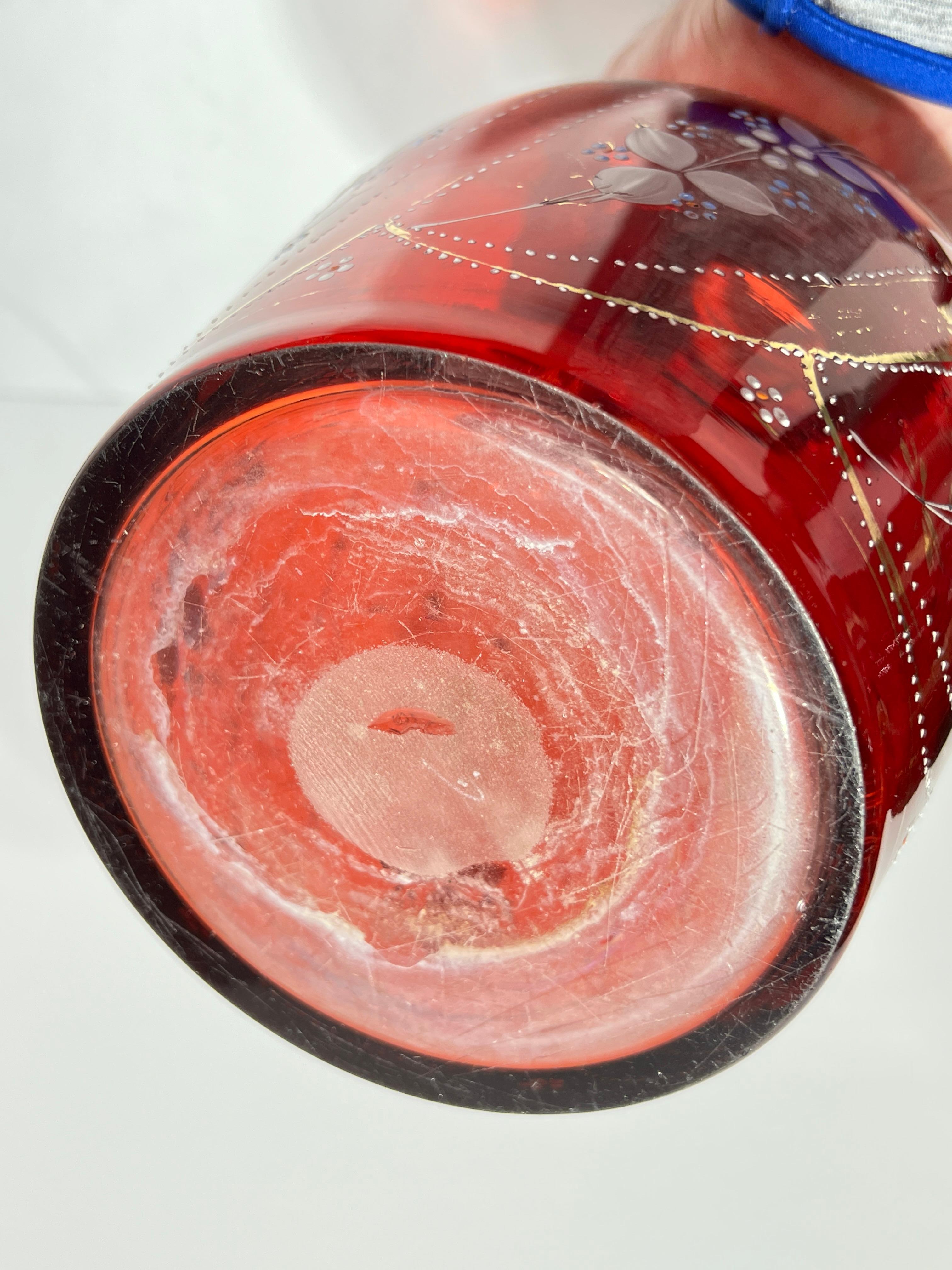 Pareja de decantadores antiguos de cristal rojo dorado de Bohemia Vidrio en venta