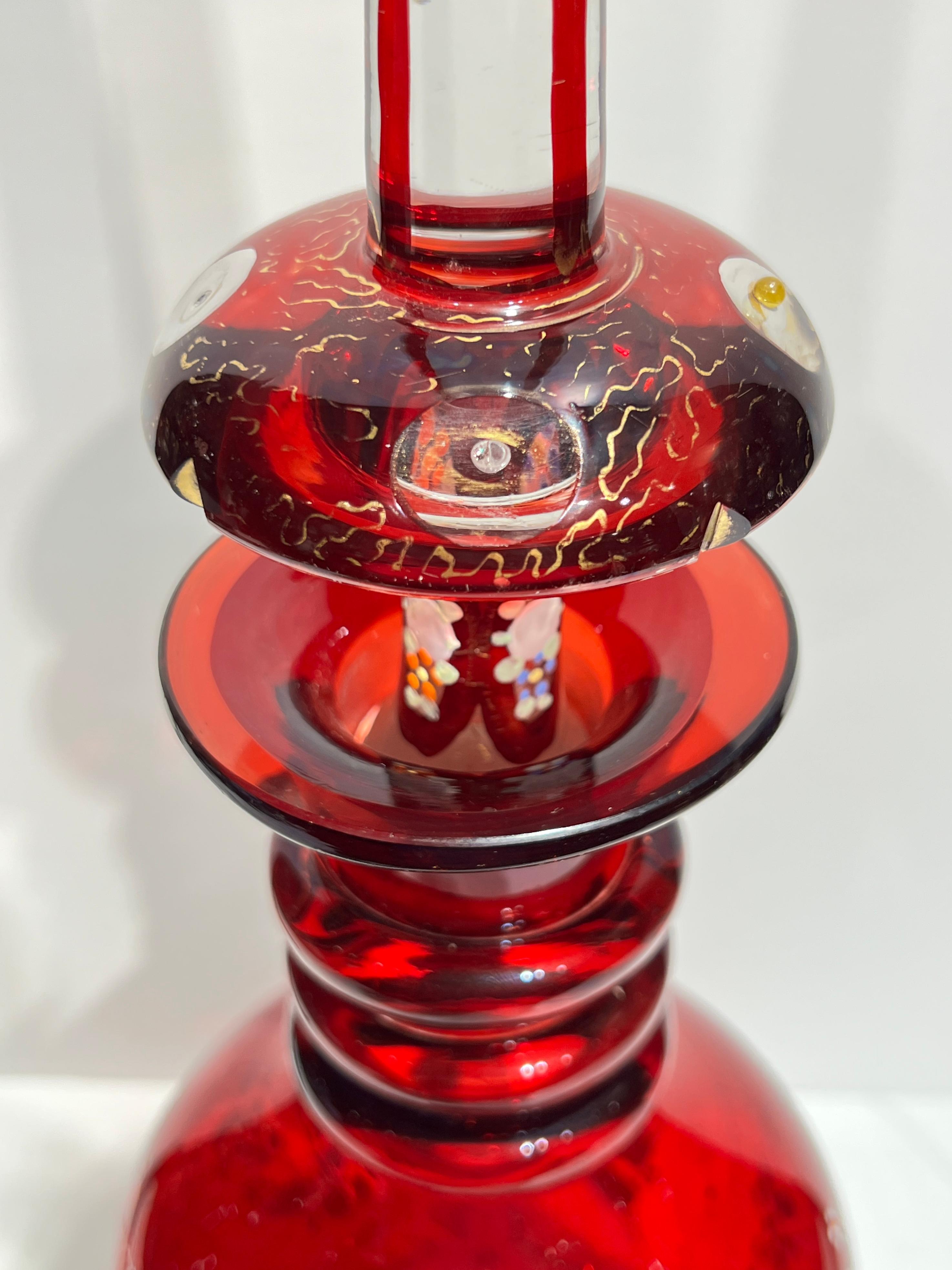 Pareja de decantadores antiguos de cristal rojo dorado de Bohemia en venta 1