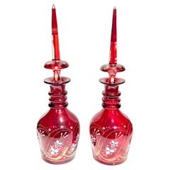 Pareja de decantadores antiguos de cristal rojo dorado de Bohemia