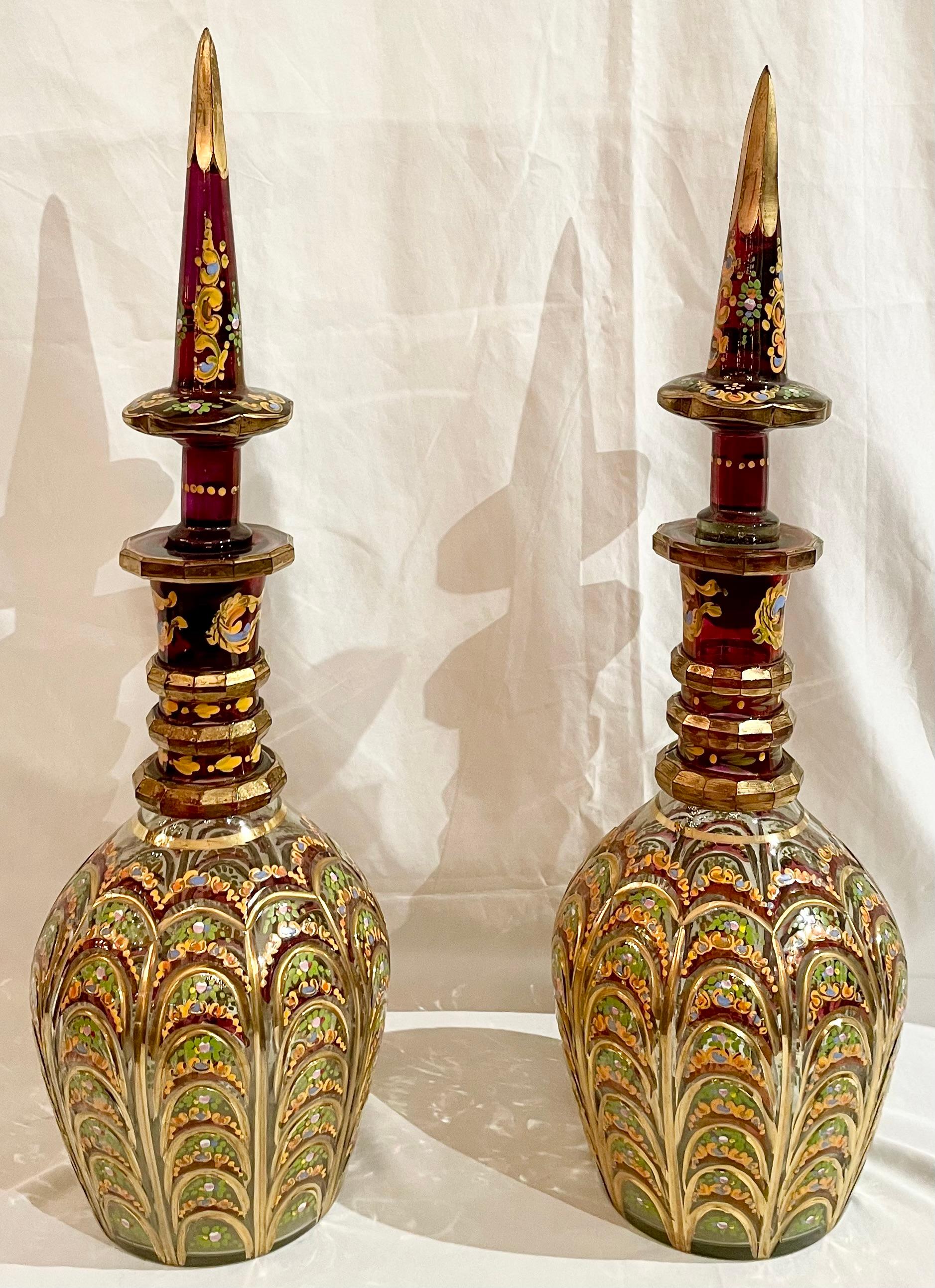 Paar antike böhmische Pokale aus rotem Glas mit handbemaltem Goldüberzug CIRCA 1890 im Zustand „Gut“ im Angebot in New Orleans, LA
