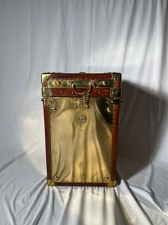 Paire de malles militaires britanniques anciennes en cuir et en laiton, vers 1900.