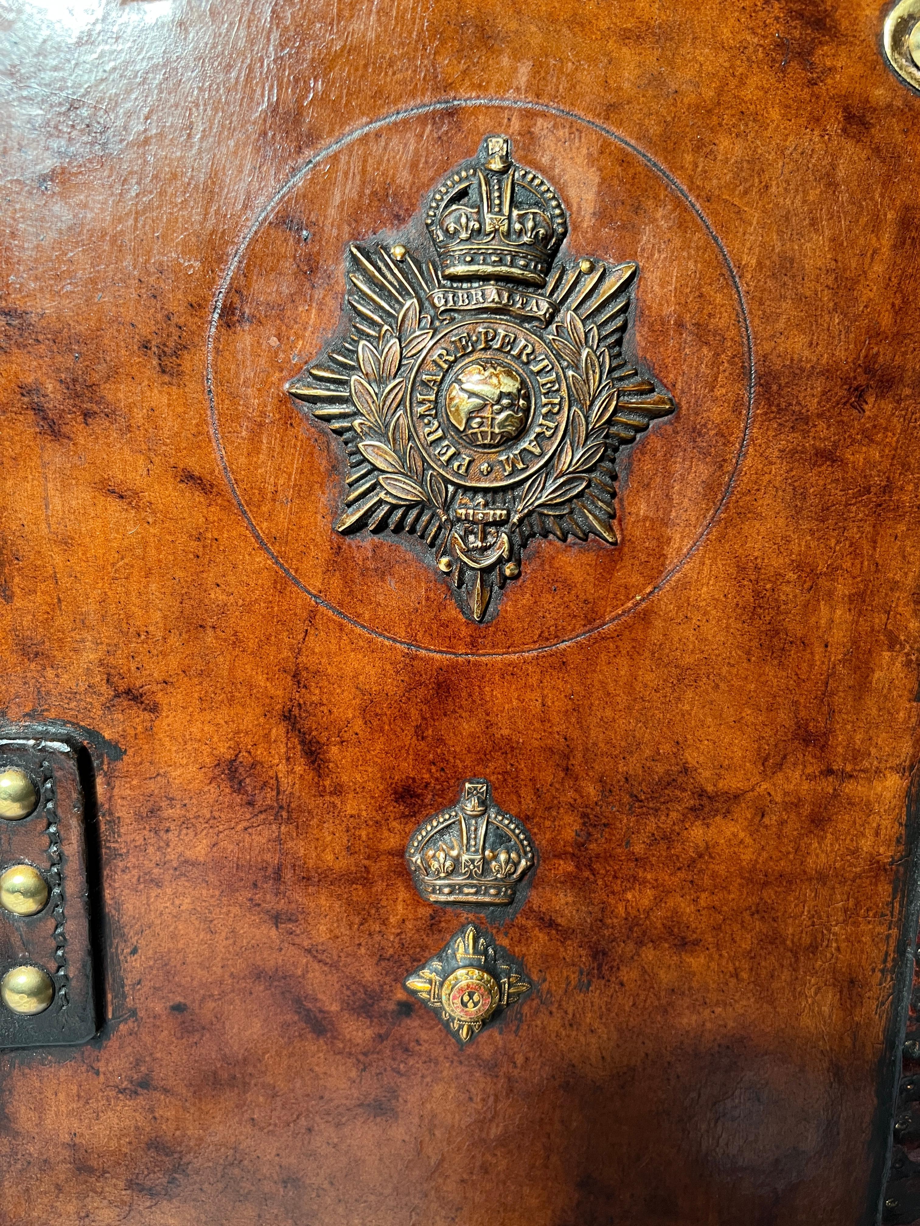 Anglais Paire de malles militaires britanniques anciennes en cuir avec montures en laiton, vers les années 1900