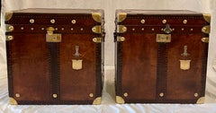Paire d'antiques malles militaires britanniques en cuir et laiton datant de la première guerre mondiale, vers 1910