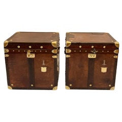 Paire d'antiques malles militaires britanniques en cuir et laiton datant de la première guerre mondiale, vers 1910