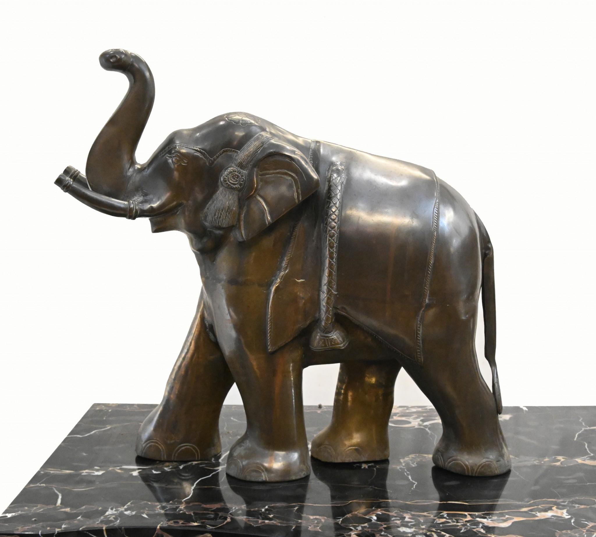 Sie sehen hier ein hochdekoratives Paar indischer Elefanten aus Bronze
Perfekt links und rechts mit herrlicher Patina auf der Bronze
Cira 1930
Besichtigungen nach Vereinbarung möglich
Angeboten in großer Form bereit für den Heimgebrauch sofort
Wir