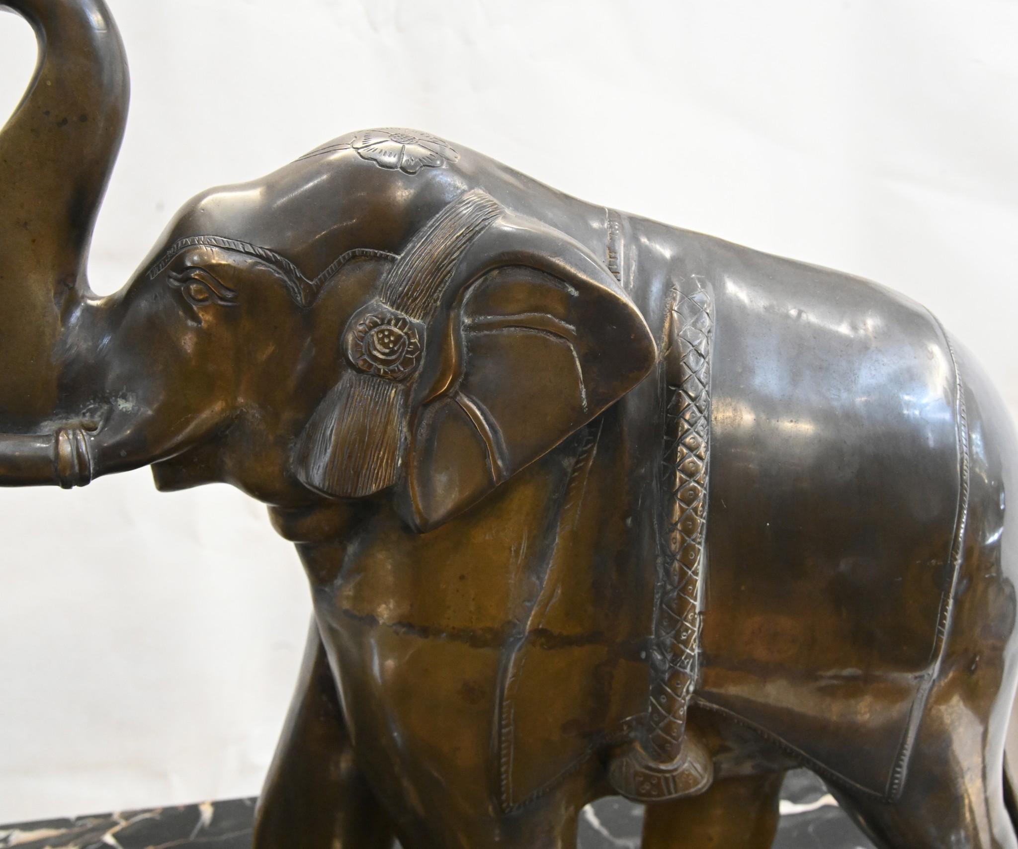Paar antike indische Elefanten aus Bronze, 1930 (Mitte des 20. Jahrhunderts) im Angebot