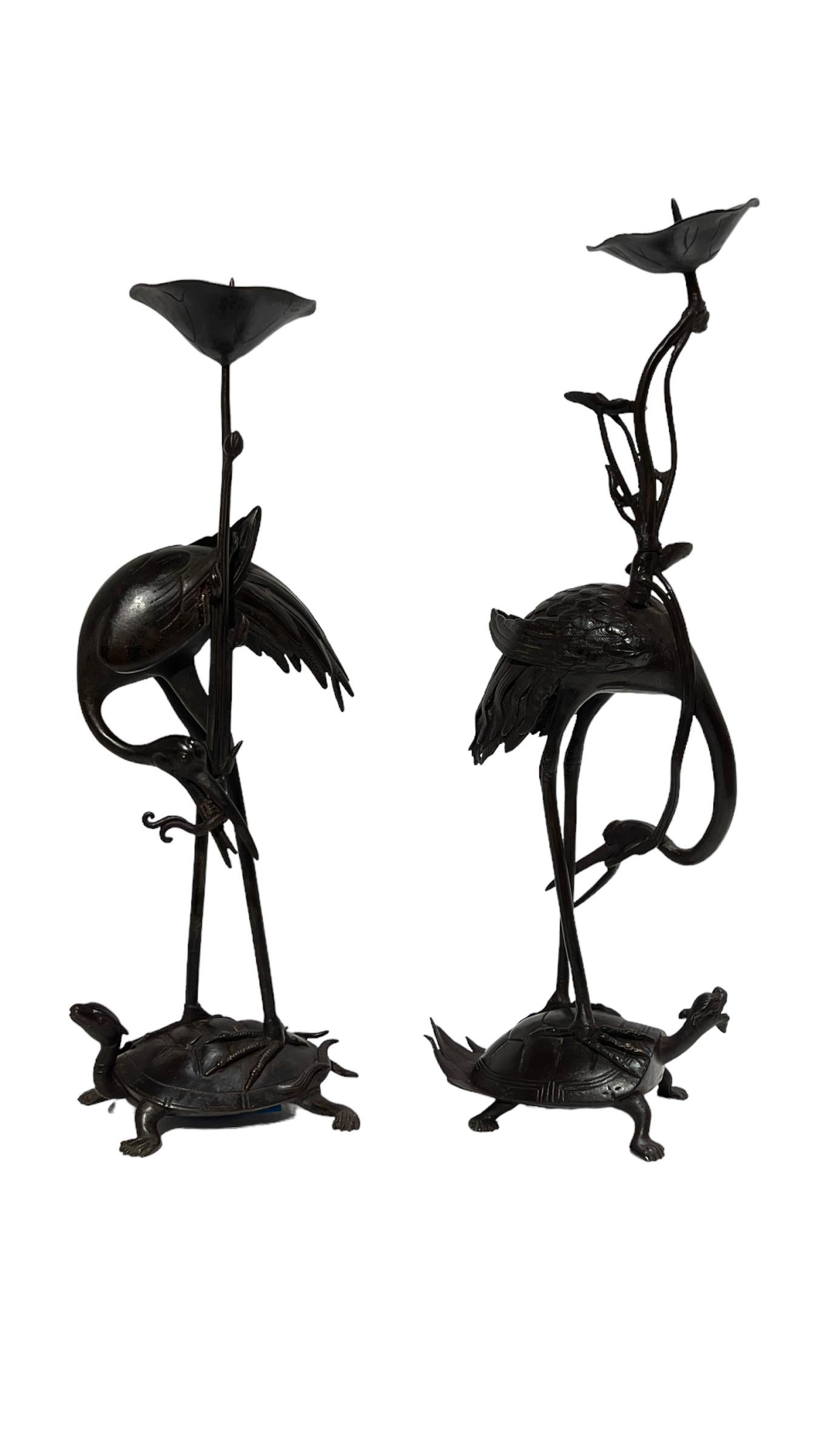 Meiji Paire de bronzes anciens  Chandeliers japonais patinés en forme de Crane en vente