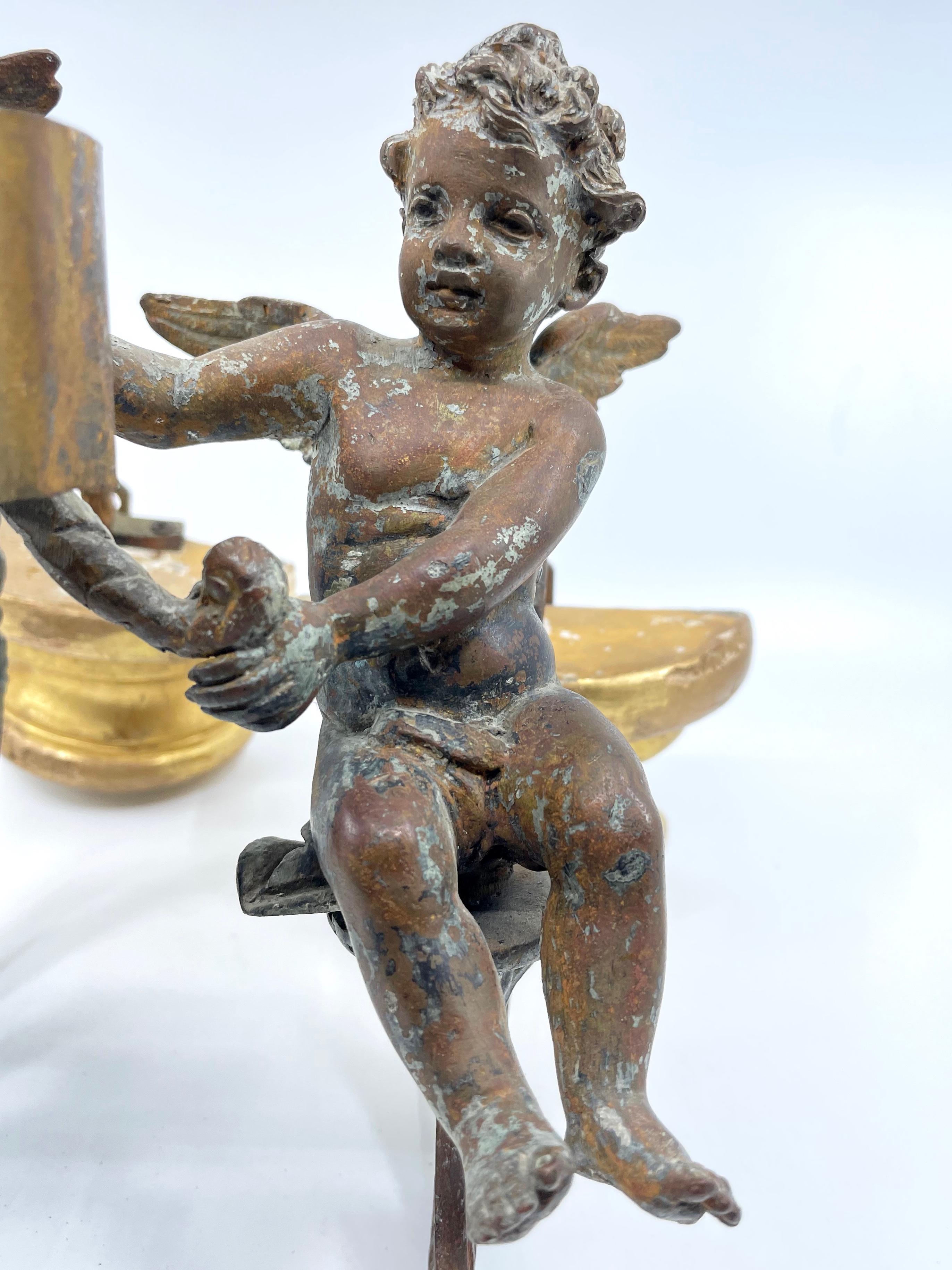 Paar Antike Bronze patiniert Putti Engel Sconces (Barock) im Angebot