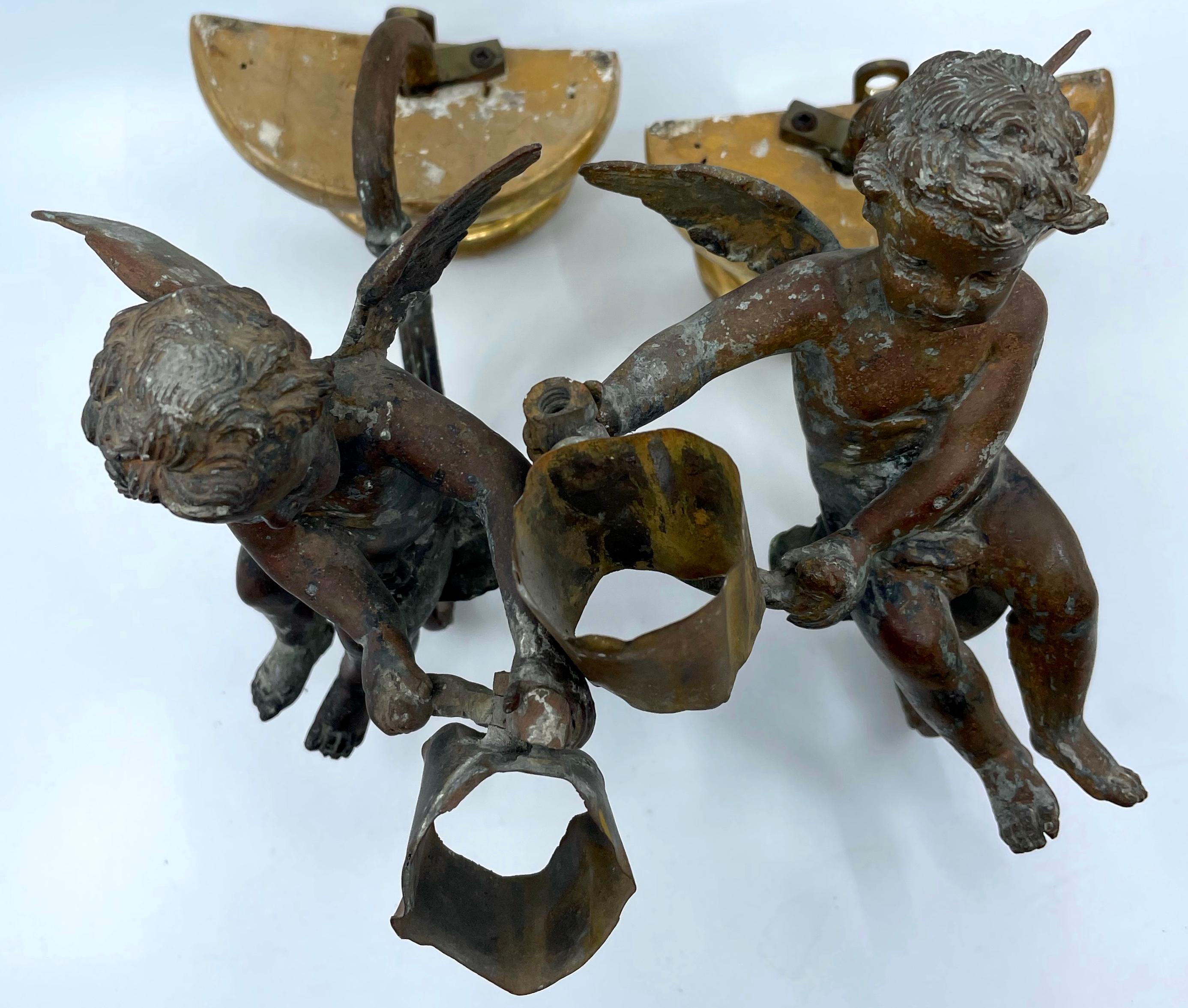 Paar Antike Bronze patiniert Putti Engel Sconces (Vergoldet) im Angebot