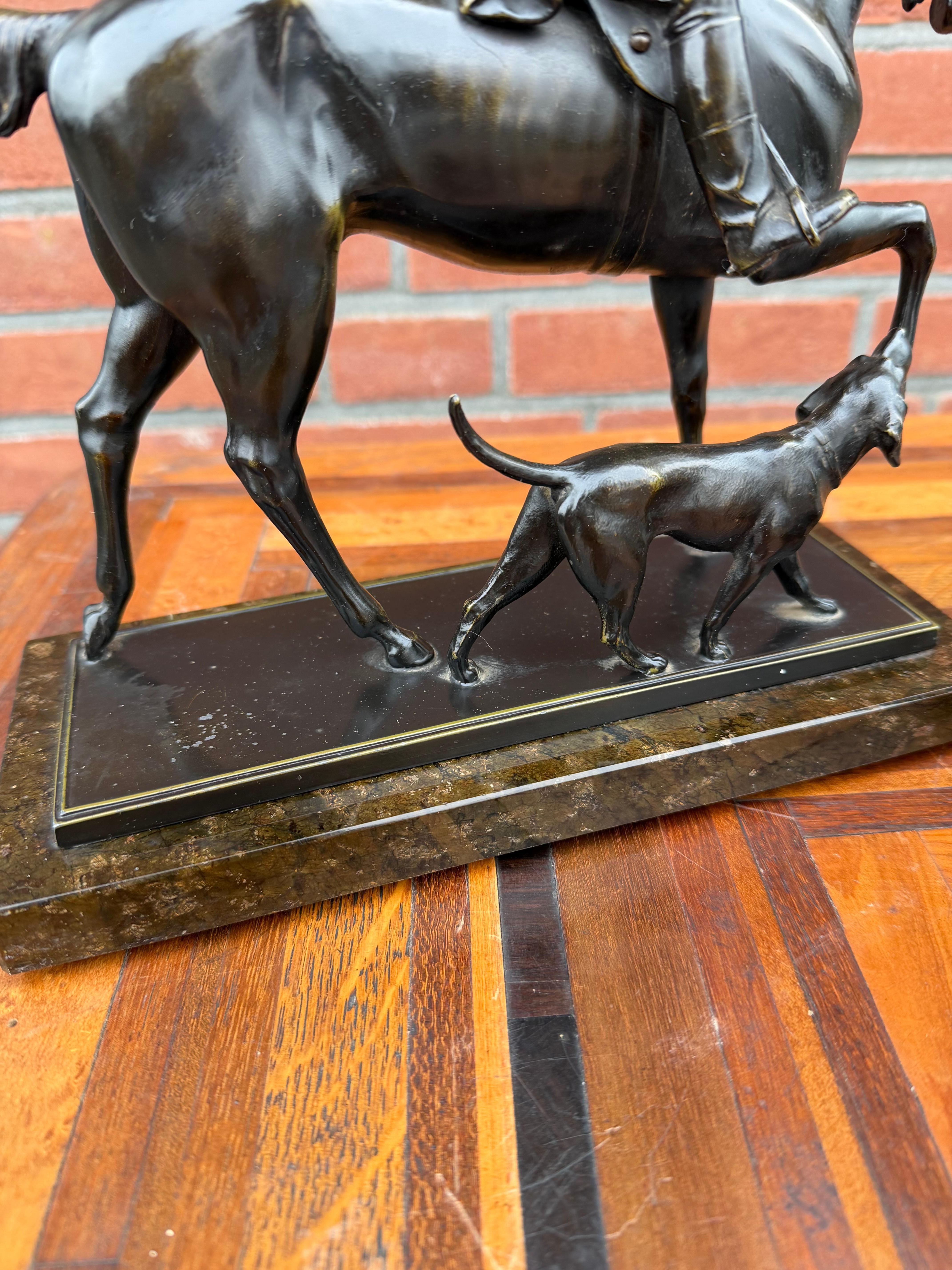 Pair Antique Bronzed Equestrian Sculptures, Marble Bases, Jockey & Rider w Hound im Zustand „Gut“ im Angebot in Lisse, NL