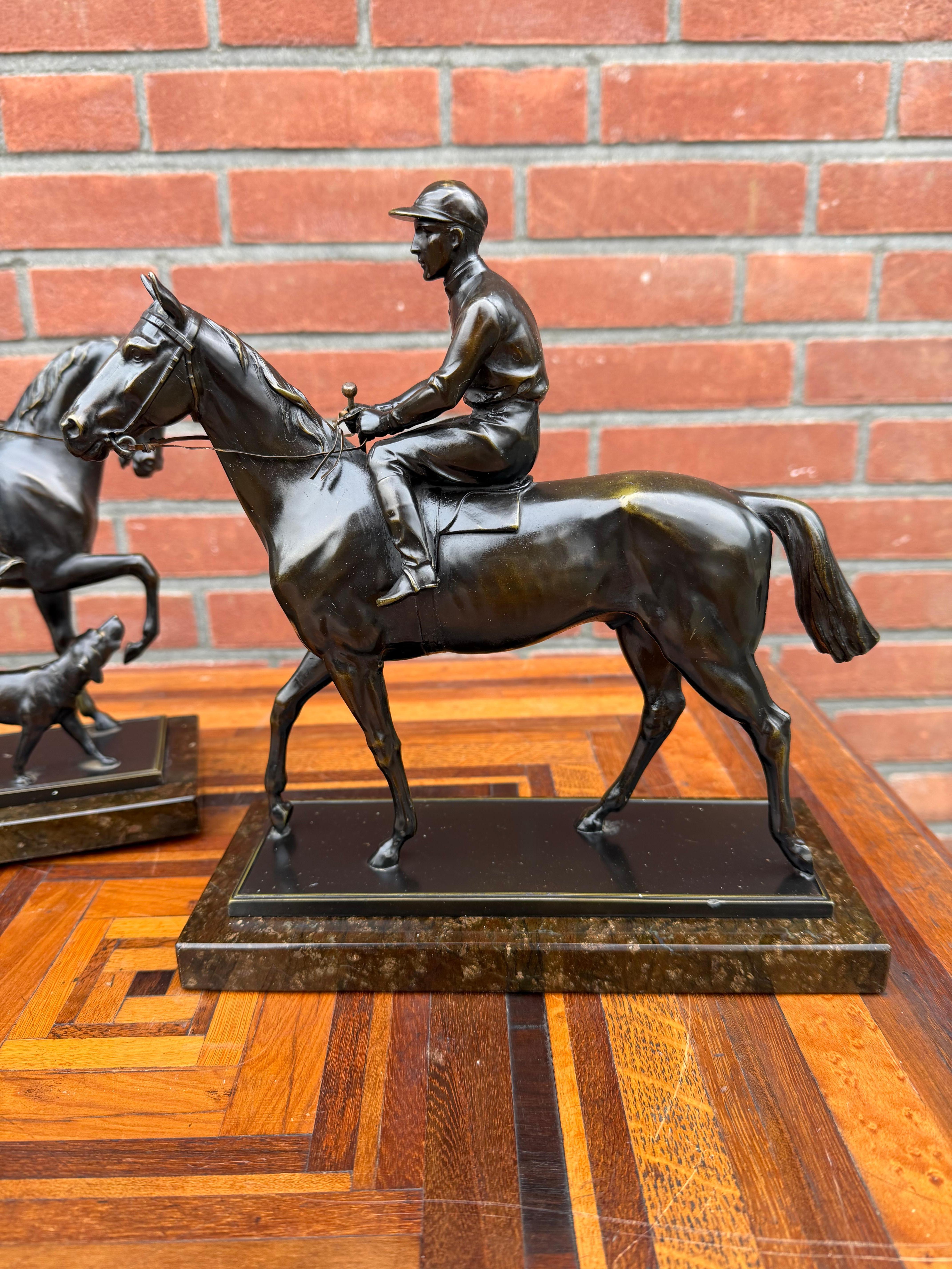 Pair Antique Bronzed Equestrian Sculptures, Marble Bases, Jockey & Rider w Hound (20. Jahrhundert) im Angebot