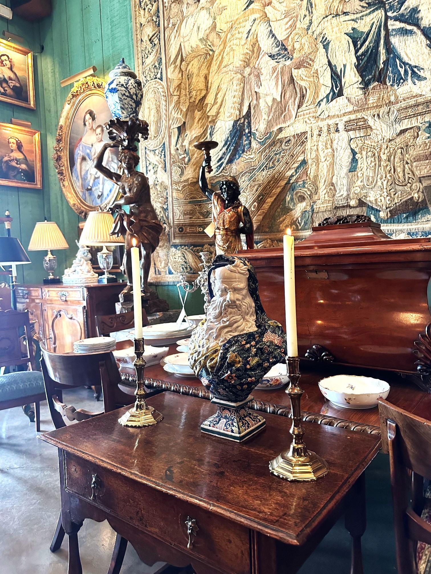 Paar antike Kerzenständer Esstisch Kerzenhalter Licht  Rustikaler Akzent aus Messing  im Angebot 6