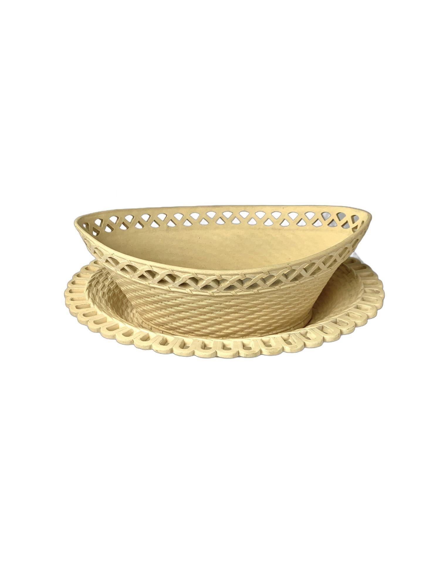 Este precioso par de cestas y soportes ingleses de barro cocido se fabricó hacia 1815.
Cada pieza está finamente modelada con un diseño de tejido de cesto en bajo relieve con delicados detalles perforados.
El soporte oval tiene un borde de lazo