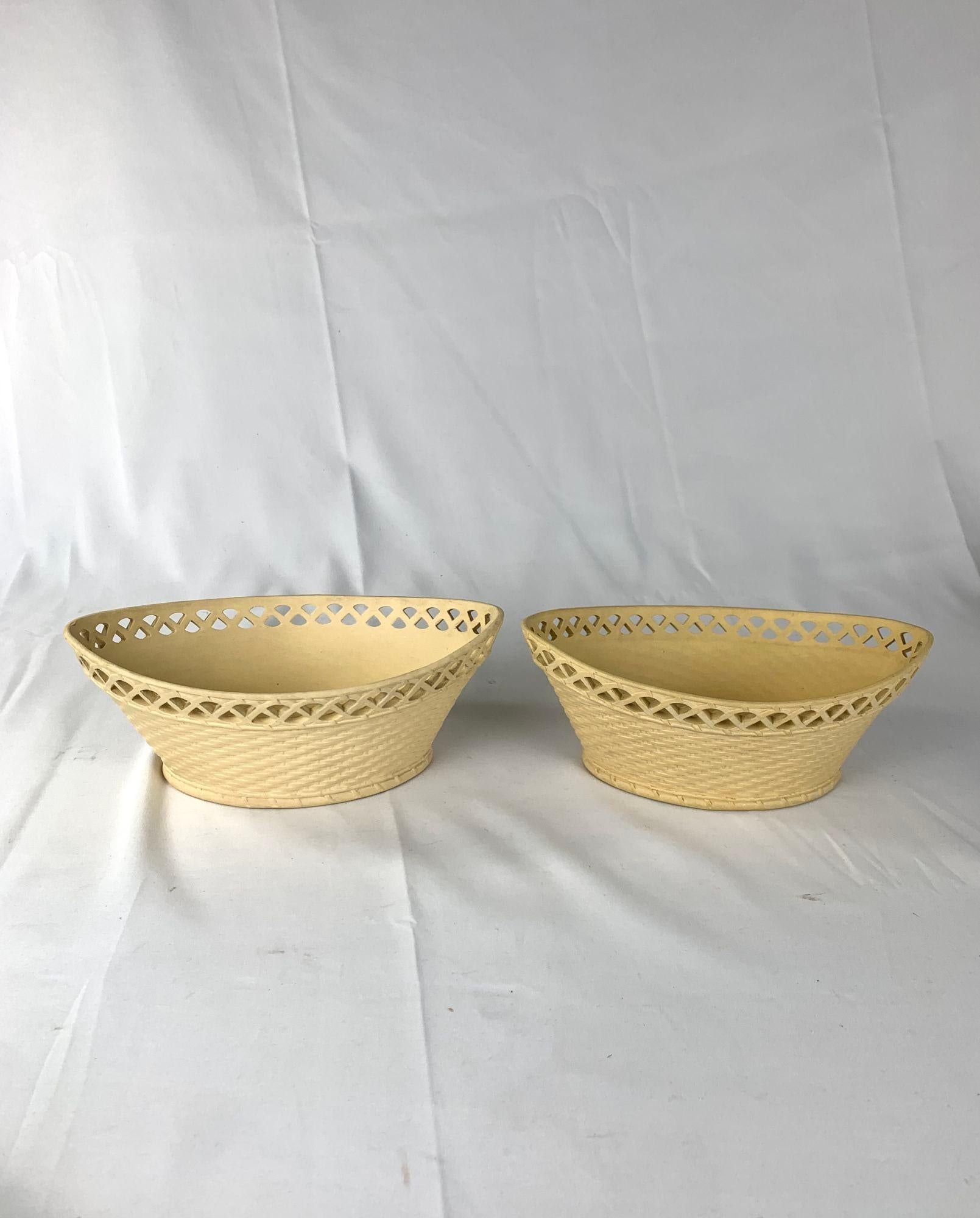 Par de Cestas y Soportes Antiguos de Gres Inglaterra Circa 1815 en Bueno estado para la venta en Katonah, NY