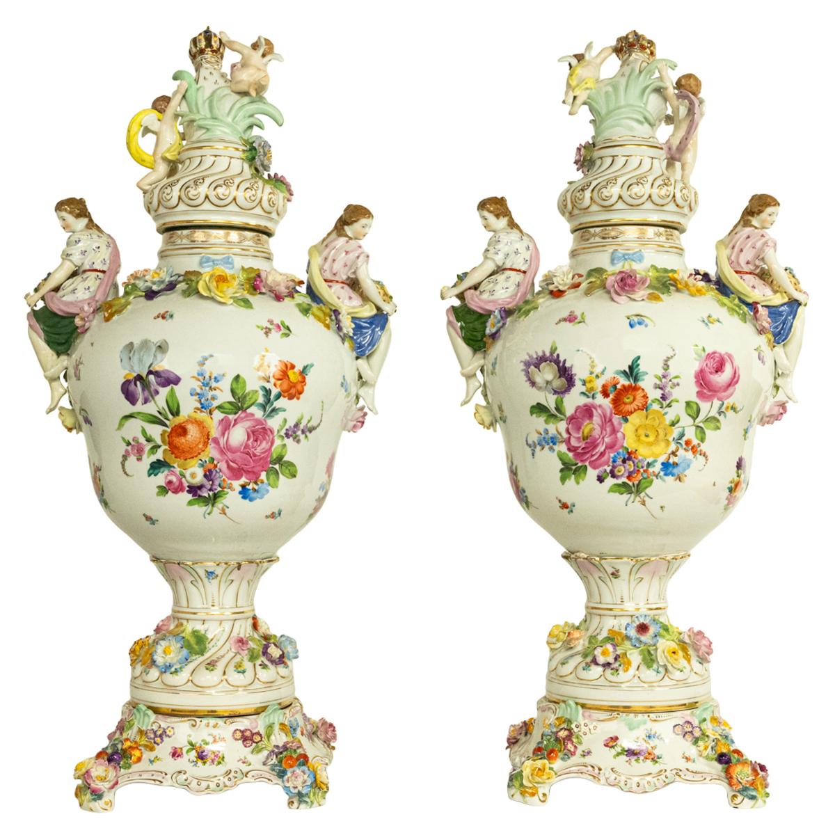 Porcelaine Paire d'anciens vases à couvercle Carl Thieme Potschappel Dresden Pedestals Sèvres 1880  en vente
