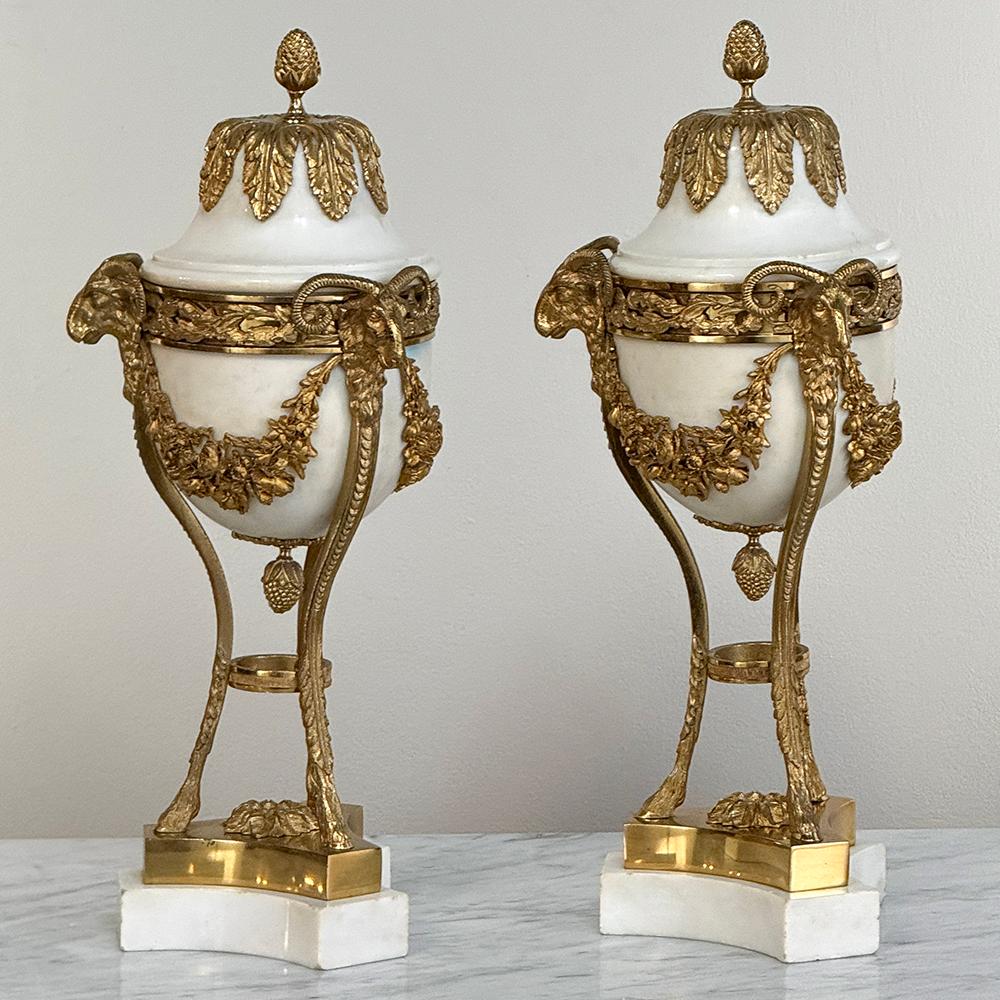 Coppia di cassette antiche in marmo di Carrara e bronzo D'Or ~ Le cassette da camino sono state progettate per l'opulenza, la simmetria e lo stile classico senza tempo!  Realizzati in marmo bianco di Carrara e bronzo placcato oro, sono un'opera