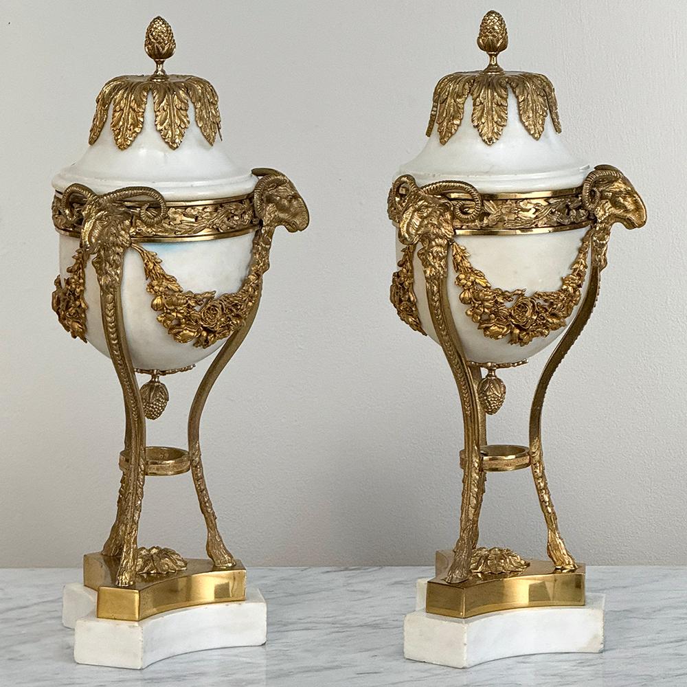 Luigi XVI Coppia di Cassolette antiche in marmo di Carrara e bronzo D'Or ~ Cassette da camino in vendita