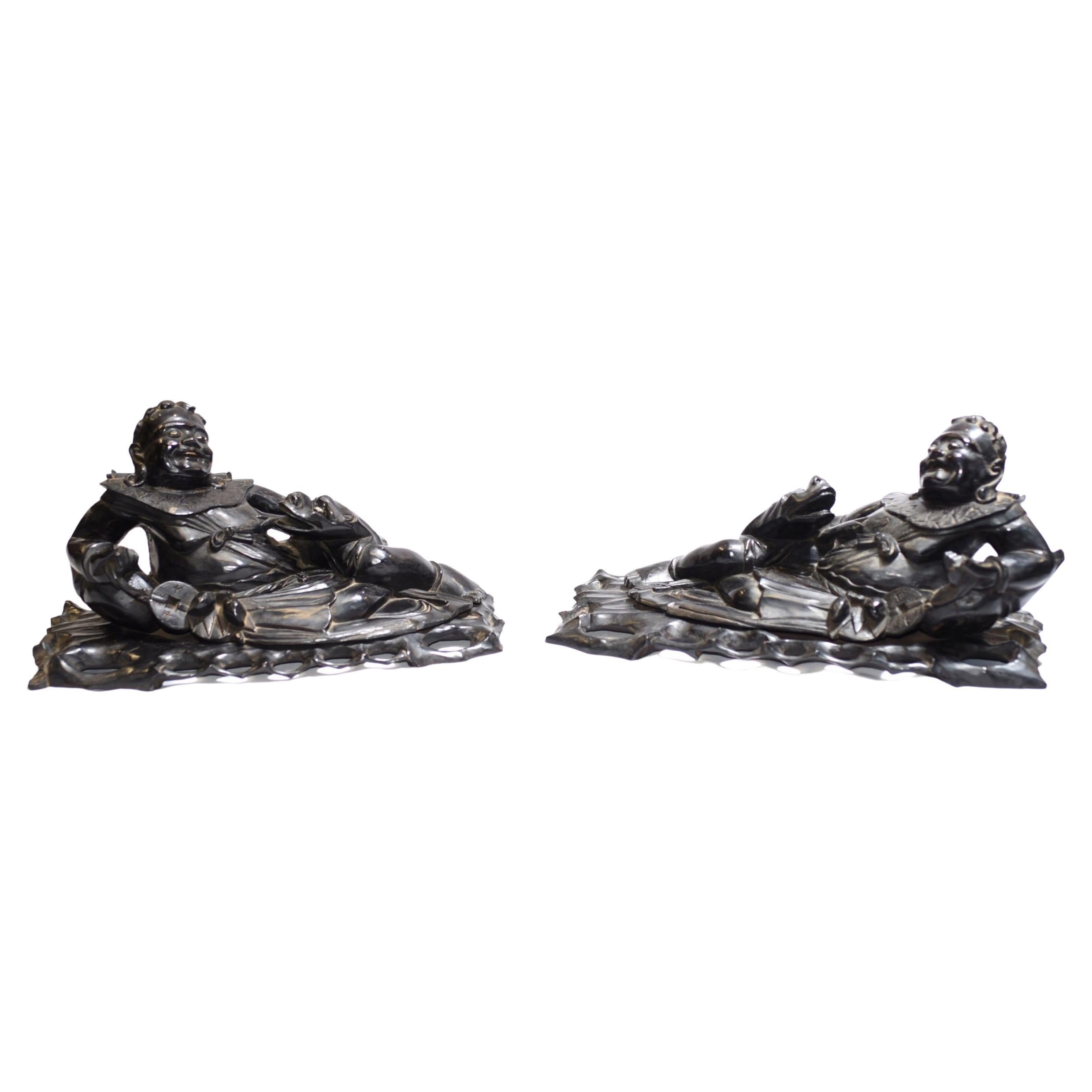 Paire de figurines chinoises anciennes sculptées en bois dur de Chine