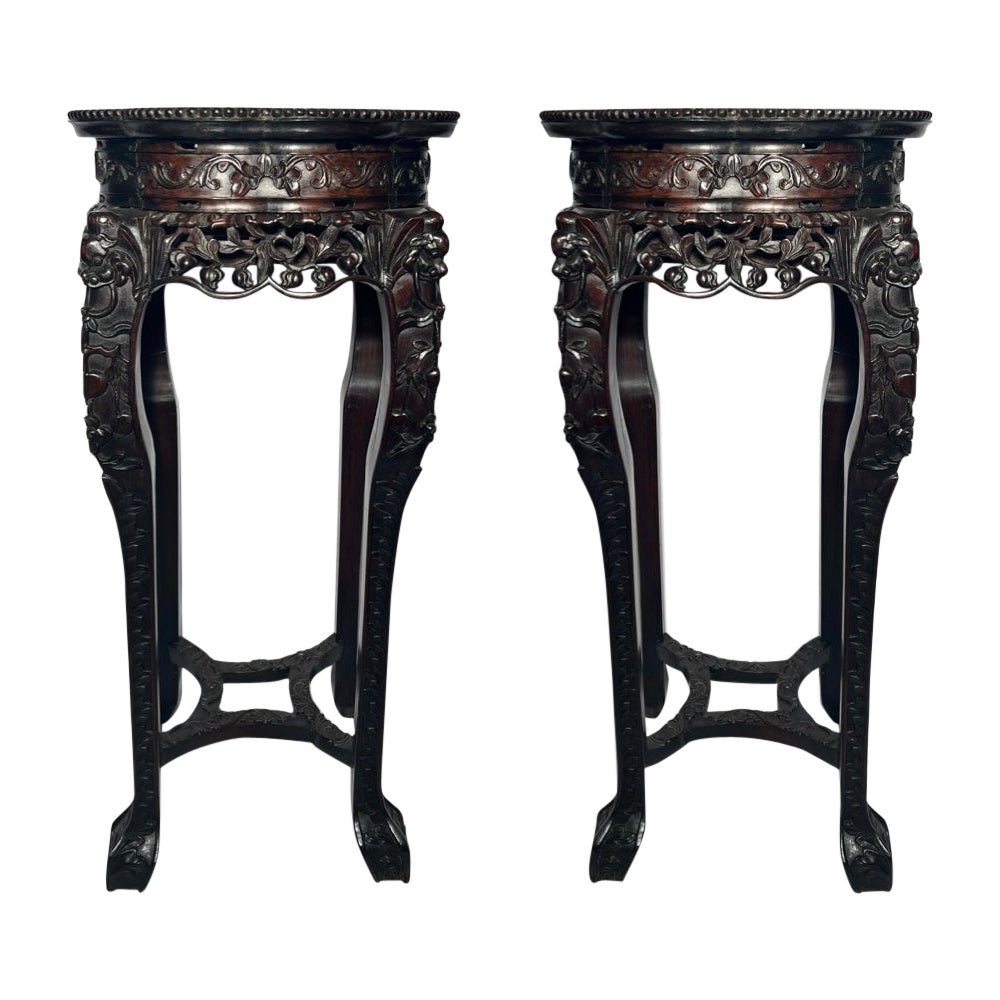 Paire de supports anciens en bois de teck chinois sculpté avec dessus en marbre
