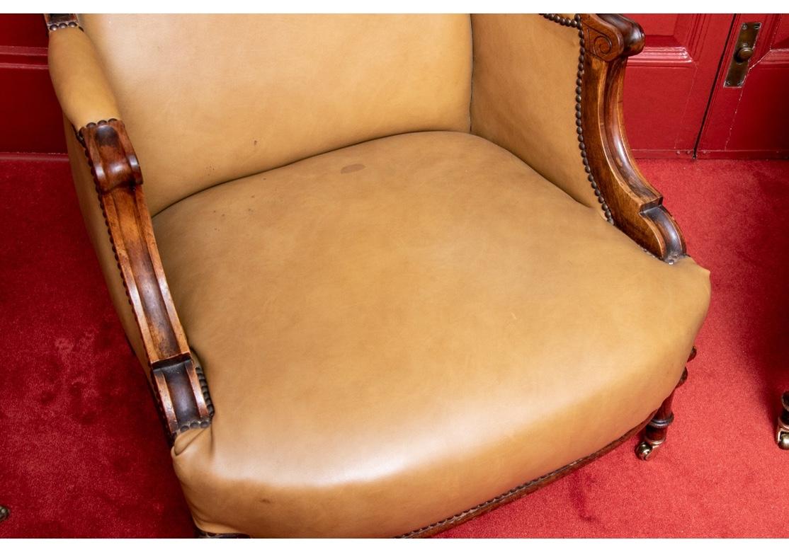 Paire de fauteuils club anciens tapissés en cuir et sculptés en vente 5