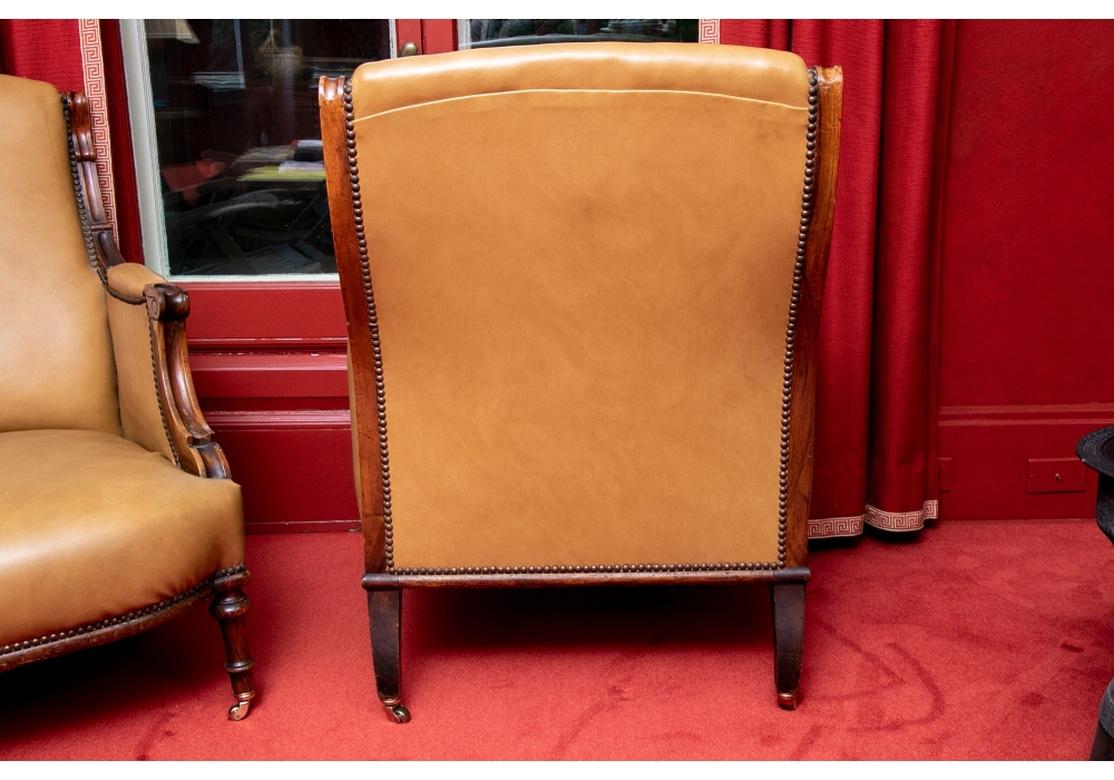 Paire de fauteuils club anciens tapissés en cuir et sculptés en vente 6