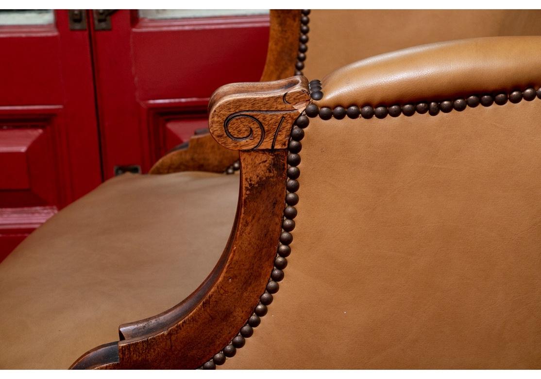 Paire de fauteuils club anciens tapissés en cuir et sculptés en vente 8