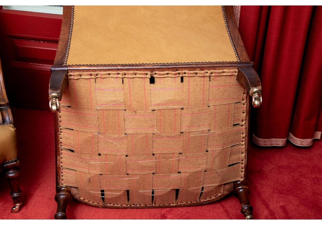 Paire de fauteuils club anciens tapissés en cuir et sculptés en vente 9
