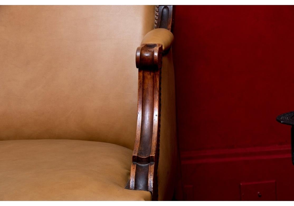Paire de fauteuils club anciens tapissés en cuir et sculptés en vente 11