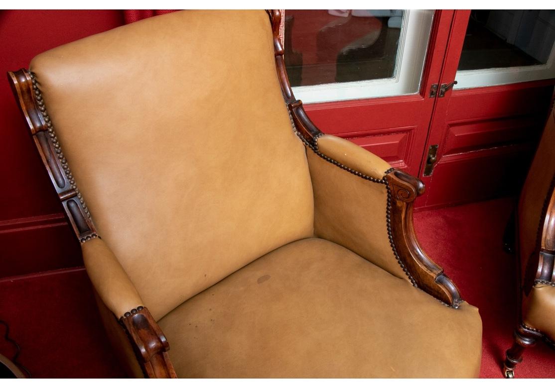 Paire de fauteuils club anciens tapissés en cuir et sculptés Bon état - En vente à Bridgeport, CT