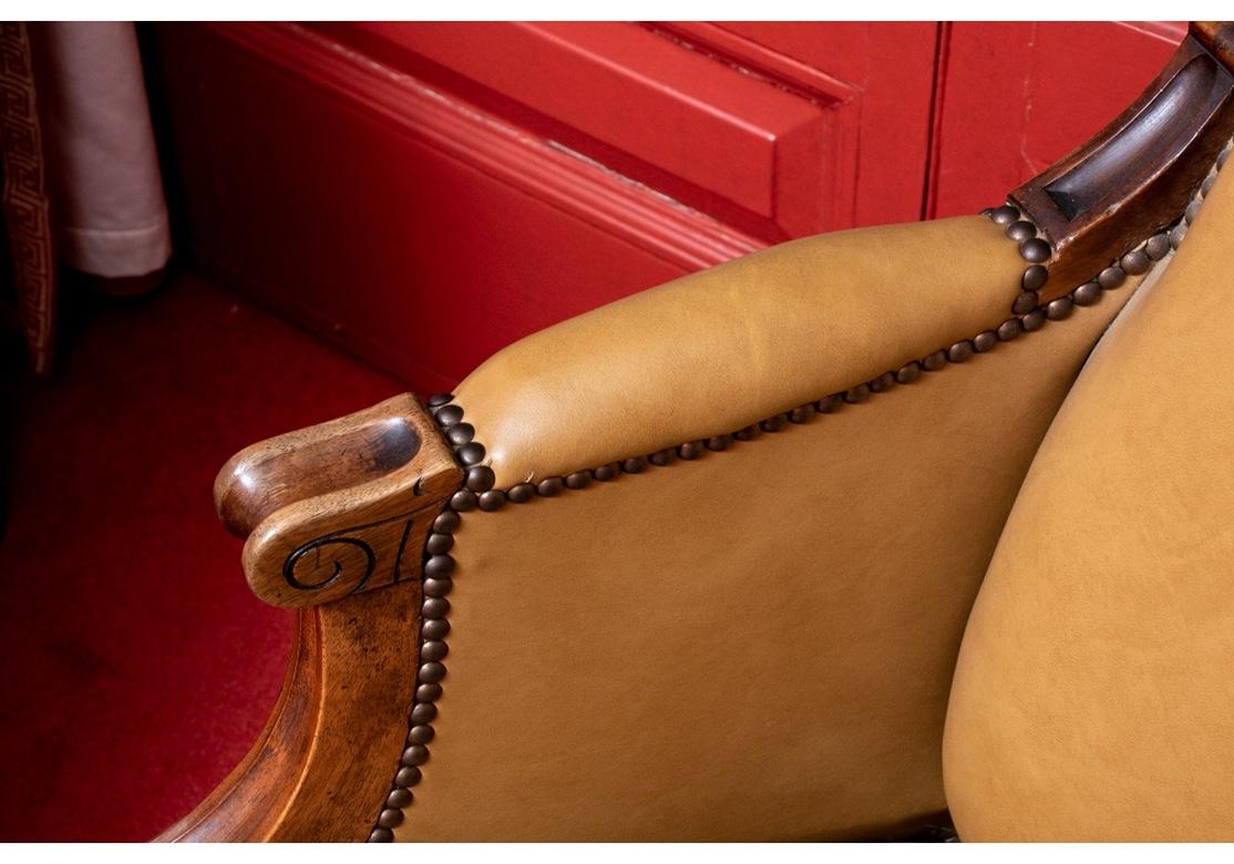 Paire de fauteuils club anciens tapissés en cuir et sculptés en vente 2