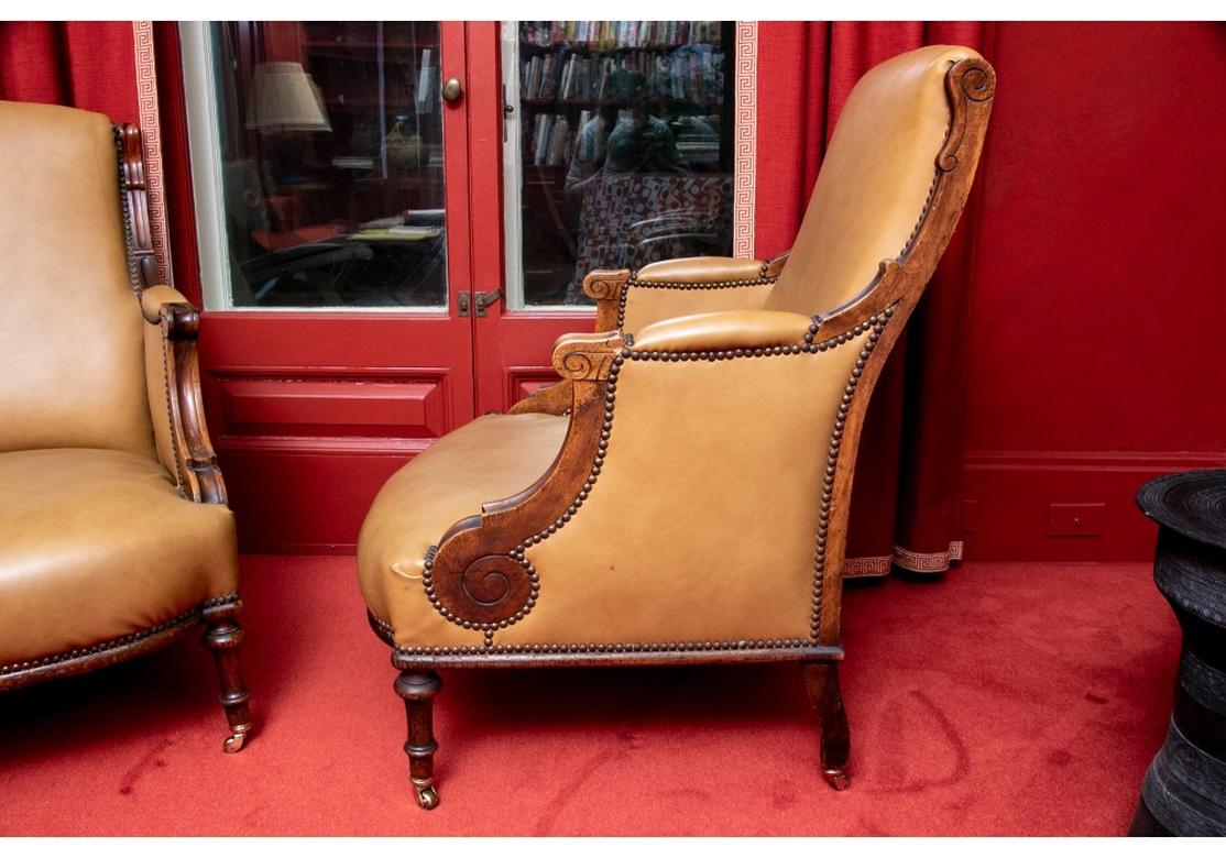 Paire de fauteuils club anciens tapissés en cuir et sculptés en vente 3