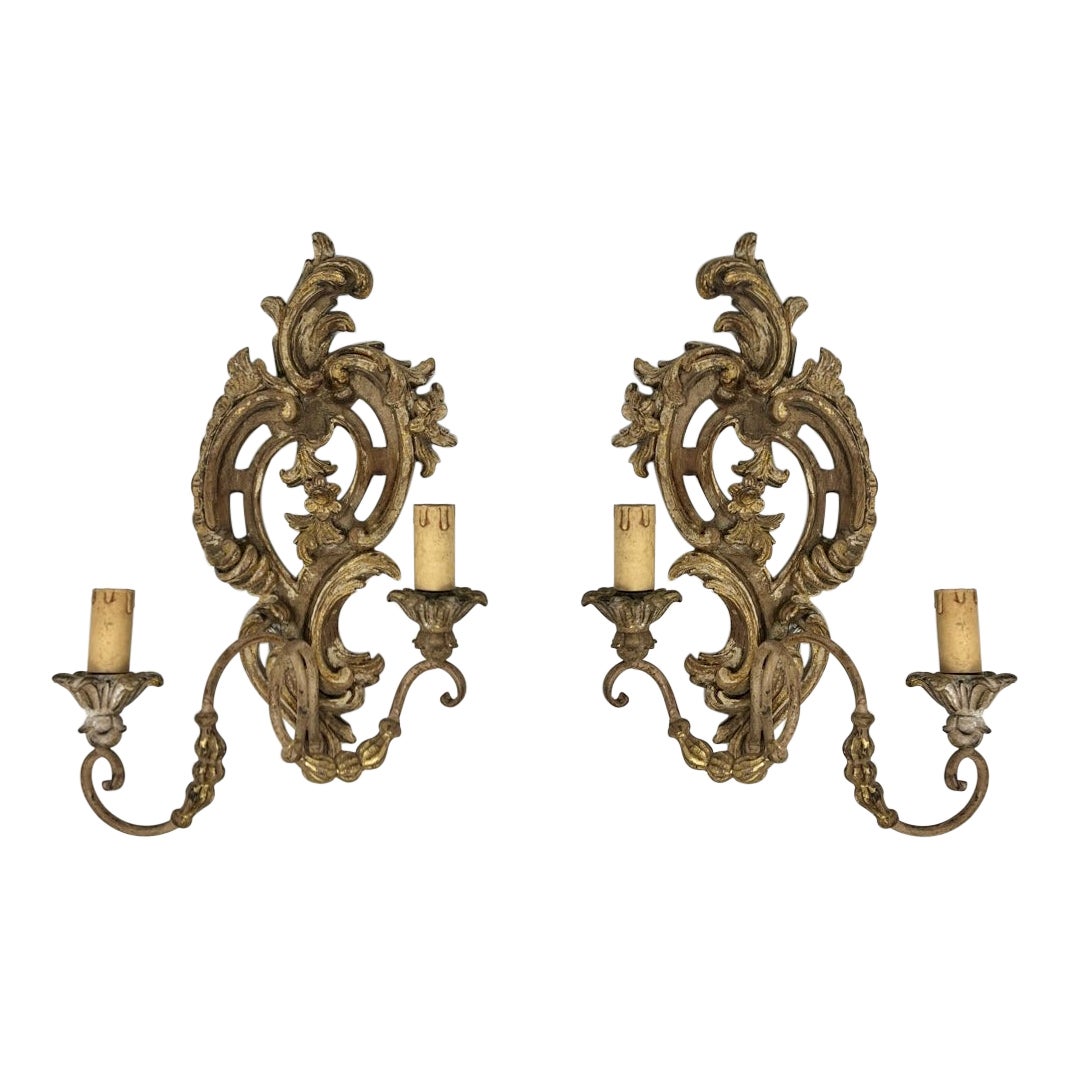 Paire d'appliques anciennes en bois sculpté et peint